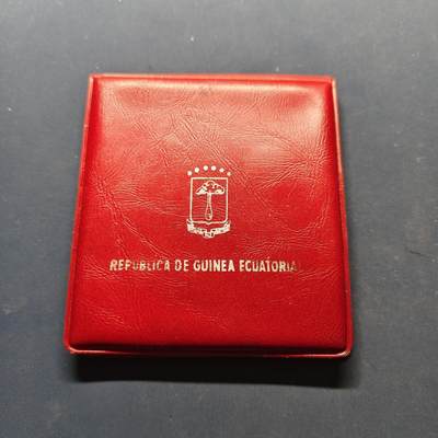 【全场包邮】纯粹捡漏拍503场 - 【小皮夹·少见】赤道几内亚1970年200比塞塔墨西哥世界杯精制纪念银币【52毫米40克99.9%】-小皮夹装盒证全（KM18.1）-量4200