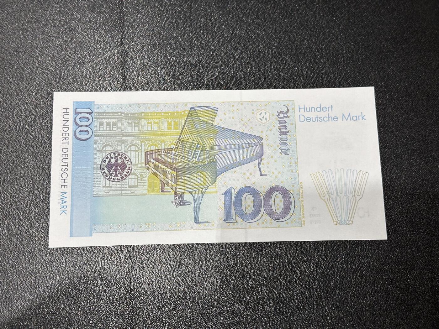 《外钞收藏家》第六百一十期（新年假期场/年后快递恢复正常再发货）（长期征集拍品、欢迎藏友们联系合作） 1996年德国末版100马克 克拉拉 全新