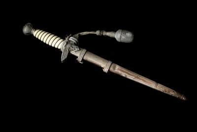 欢庆春节！戎马世界章牌大赏第112期春节大拍  德专场 - 德国空军军官匕首，配军官剑穗——Schüttelhöfer（Asso）制造，剑身品相很好，剑鞘有凹痕和锈迹