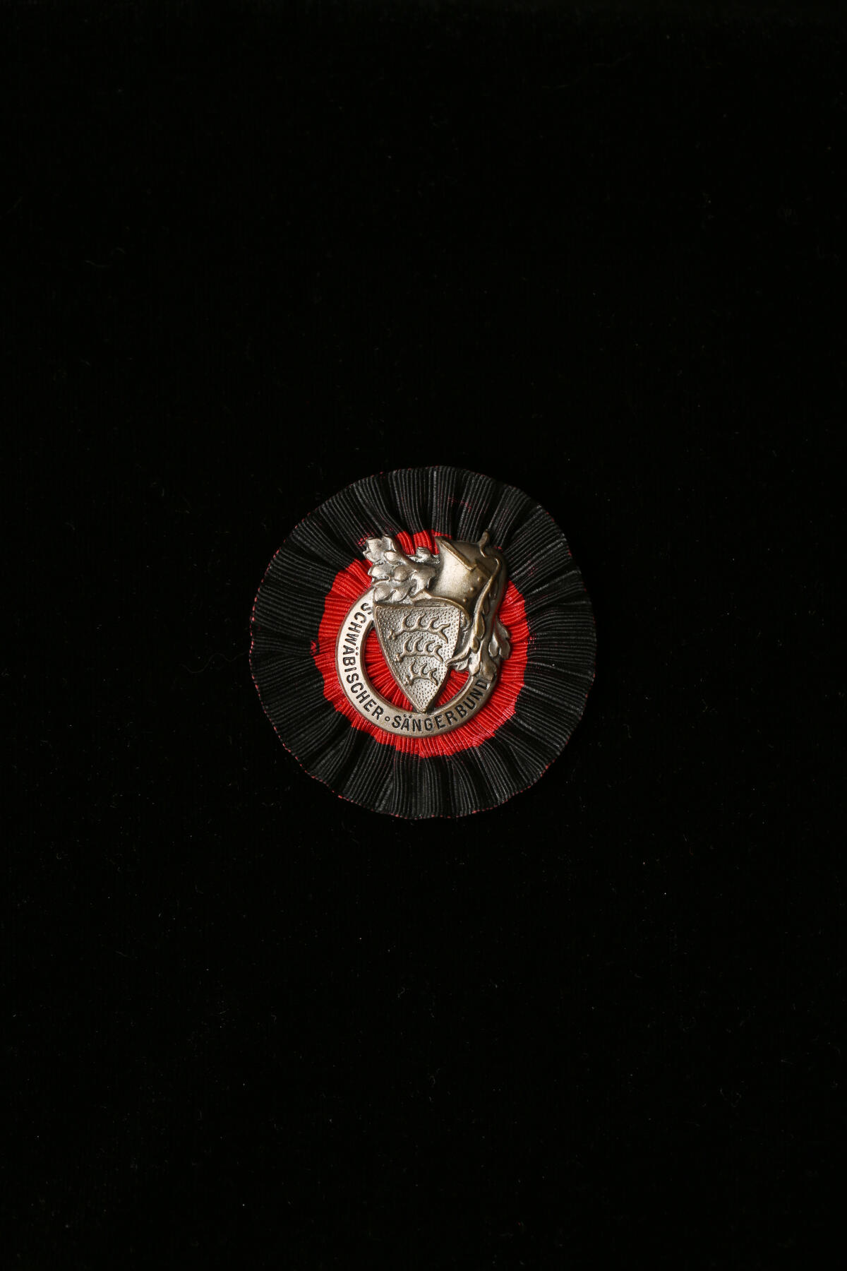 欢庆春节！戎马世界章牌大赏第112期春节大拍  德专场 施瓦本歌唱联盟徽章，安装于布制玫瑰饰上，背带别针，约1910–1930年，施瓦本地区