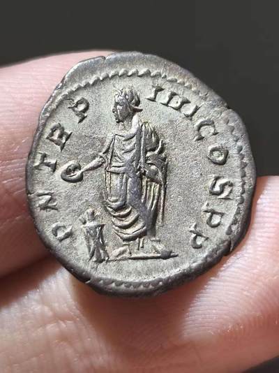 极美品！罗马帝国 公元222-235年打制 亚历山大塞维鲁 第纳尔银币 常见品种但是不常见的品相 小精品第纳尔依旧是国际大热门 看这正面人像高浮雕 背面衣袍的细节啧啧