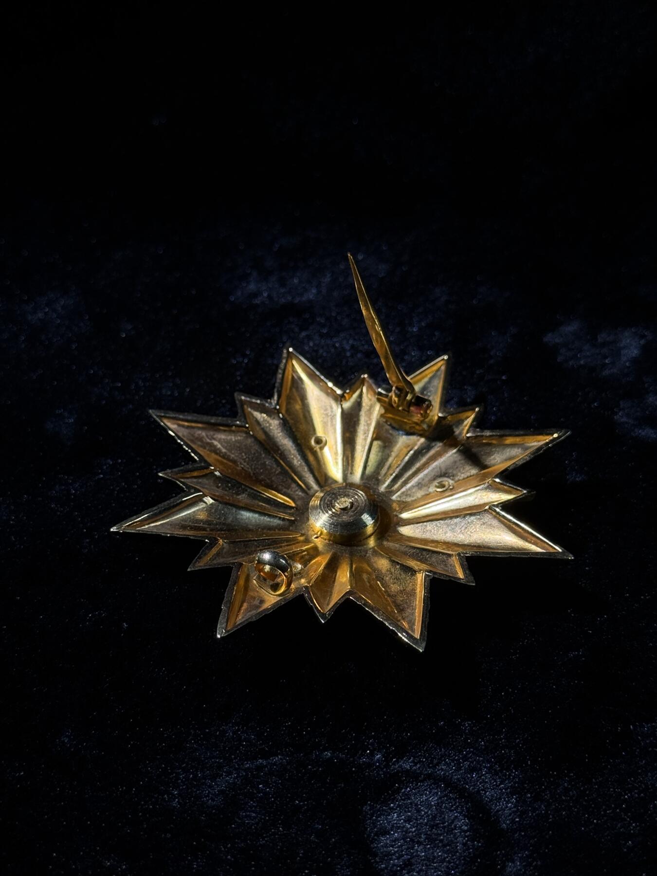 欢庆春节！戎马世界章牌大赏第111期春节大拍 匈牙利钻石版一级国旗勋章，带仿皮盒与mini章，非常少见，旗帜左上角珐琅有开裂