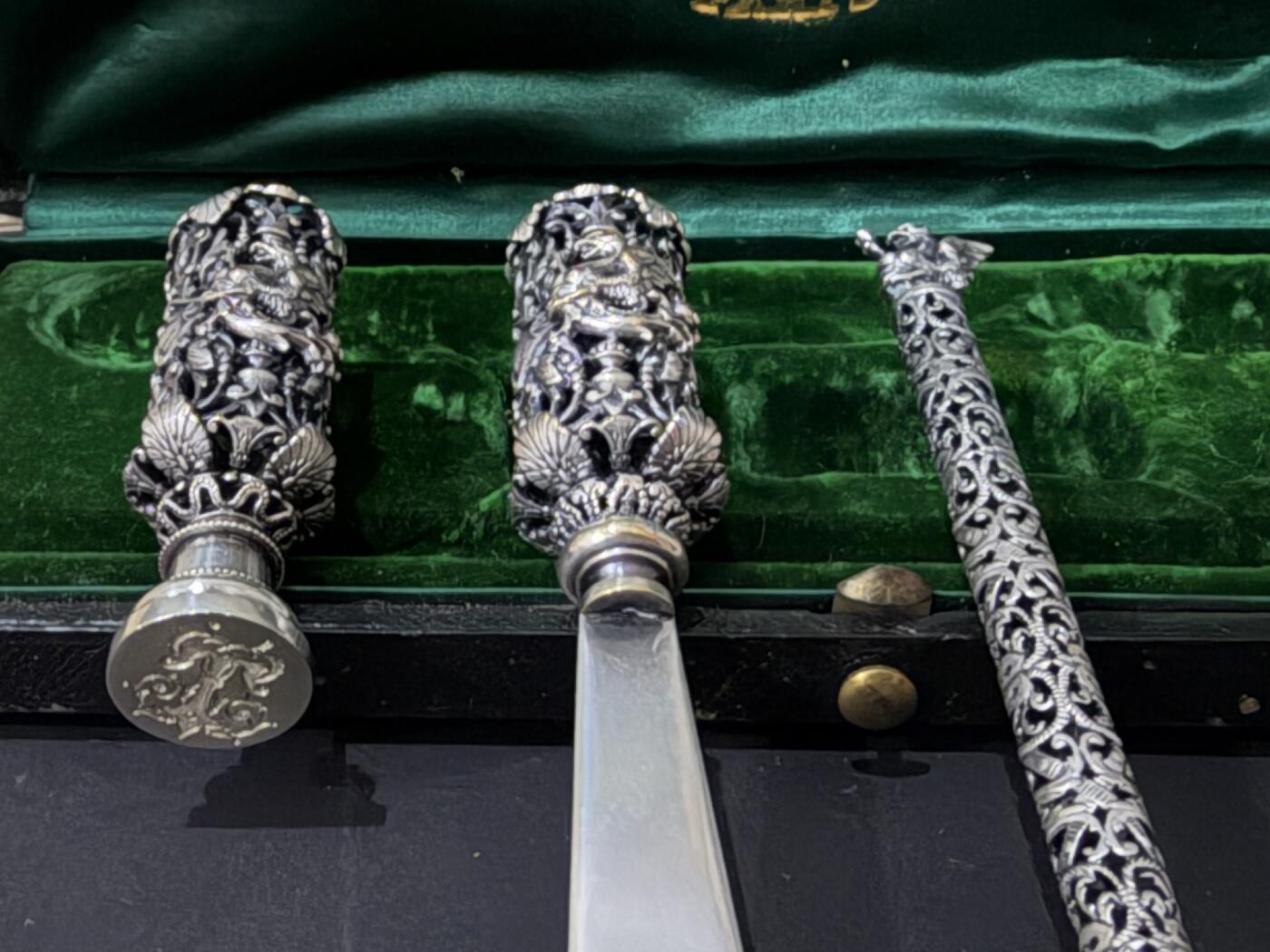 海外回流春节精品专场（一） 本场重器-法国回流拿破仑三世精美镂空纯银文具一套（带原盒，笔：18.2cm，拆信刀：17.8cm，火漆章：6.5cm，重合计：94.5g。无银款。）