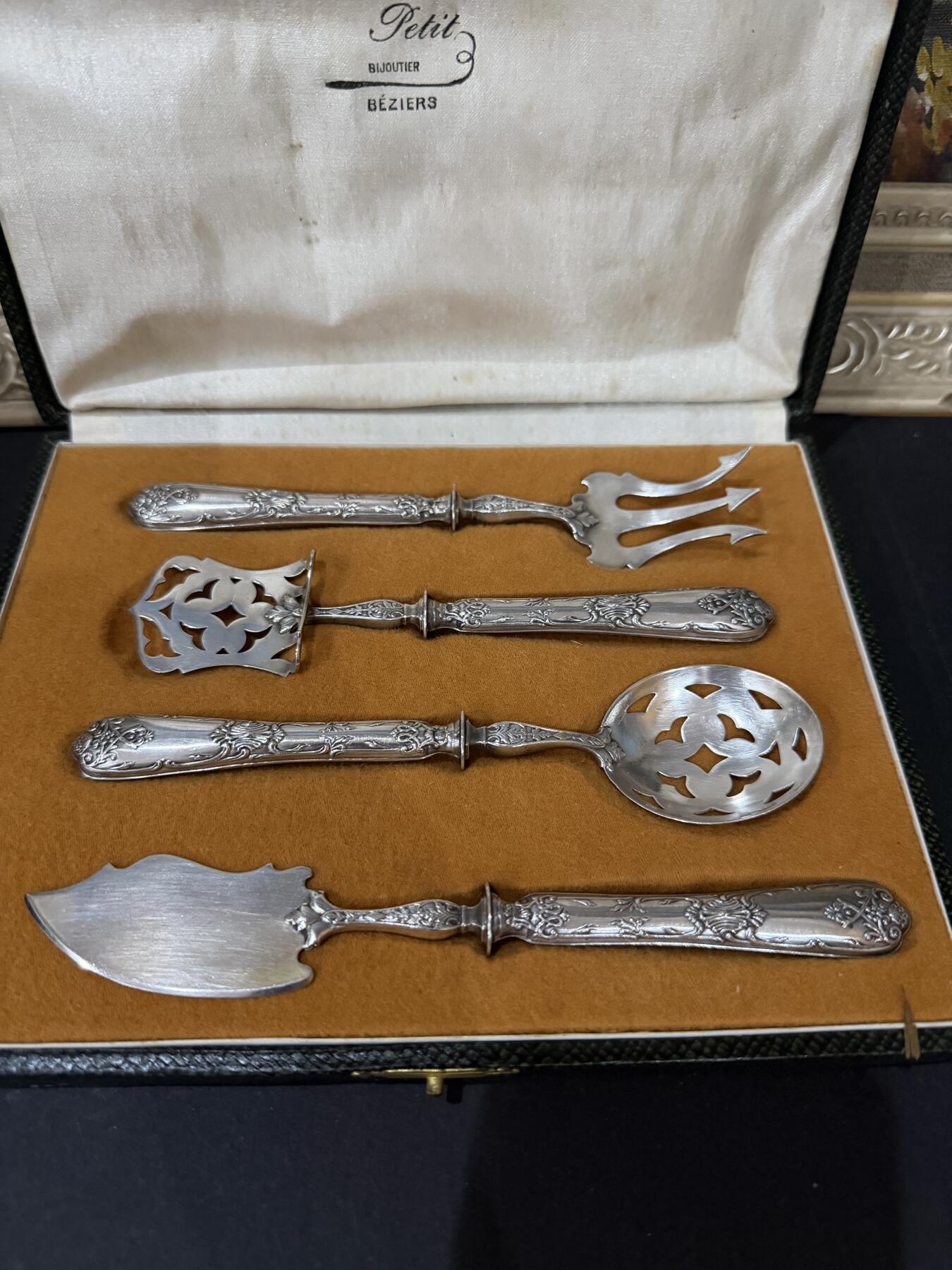 海外回流春节精品专场（一） 法国回流19世纪纯银餐具一套（左起尺寸：16.7cm，16cm，16.7cm，18cm，重：126.2g，有银标）