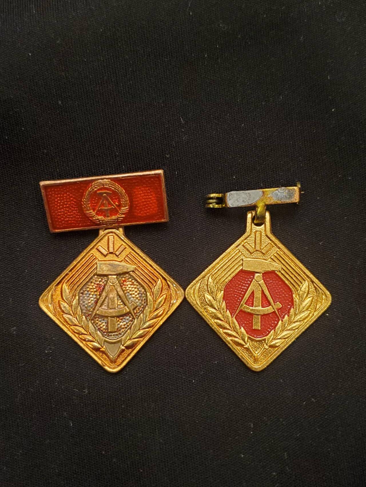 （450件拍品！制服徽章盛宴）罗岚⭐爱藏⭐年前甄选大拍场-店主清仓处理-分享拍场额外现金红包（实体经营） 民主德国个人积极劳动分子奖章一对