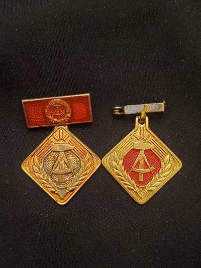 （450件！制服徽章盛宴）罗岚⭐爱藏⭐年前甄选大拍场-店主清仓处理-分享拍场额外现金红包（实体经营） - 民主德国个人积极劳动分子奖章一对