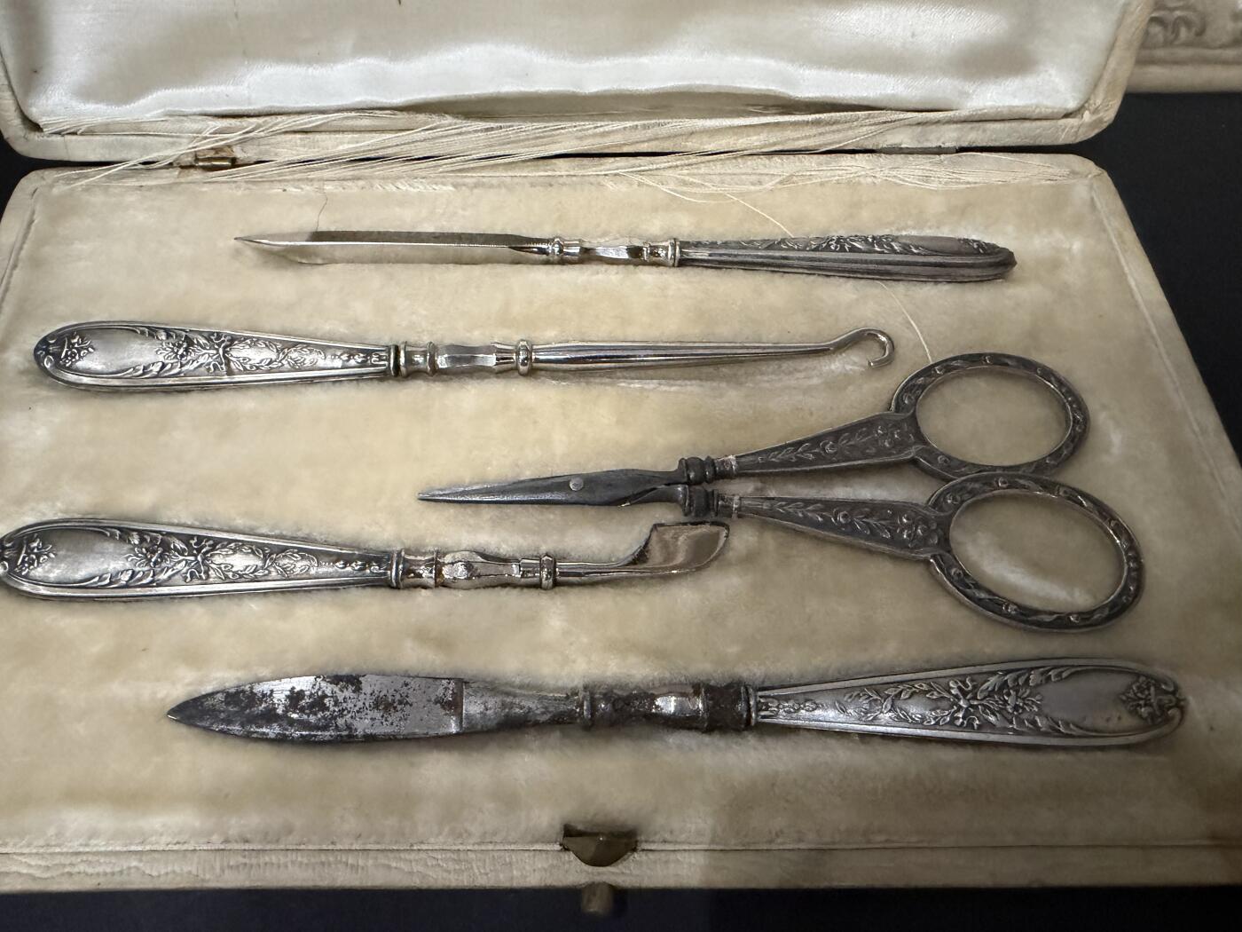 海外回流春节精品专场（一） 法国回流银工具一套（从上至下尺寸；13.6cm，14cm，10.2cm，10.7cm，13.4cm，重：71.1g，无银标）无银标）