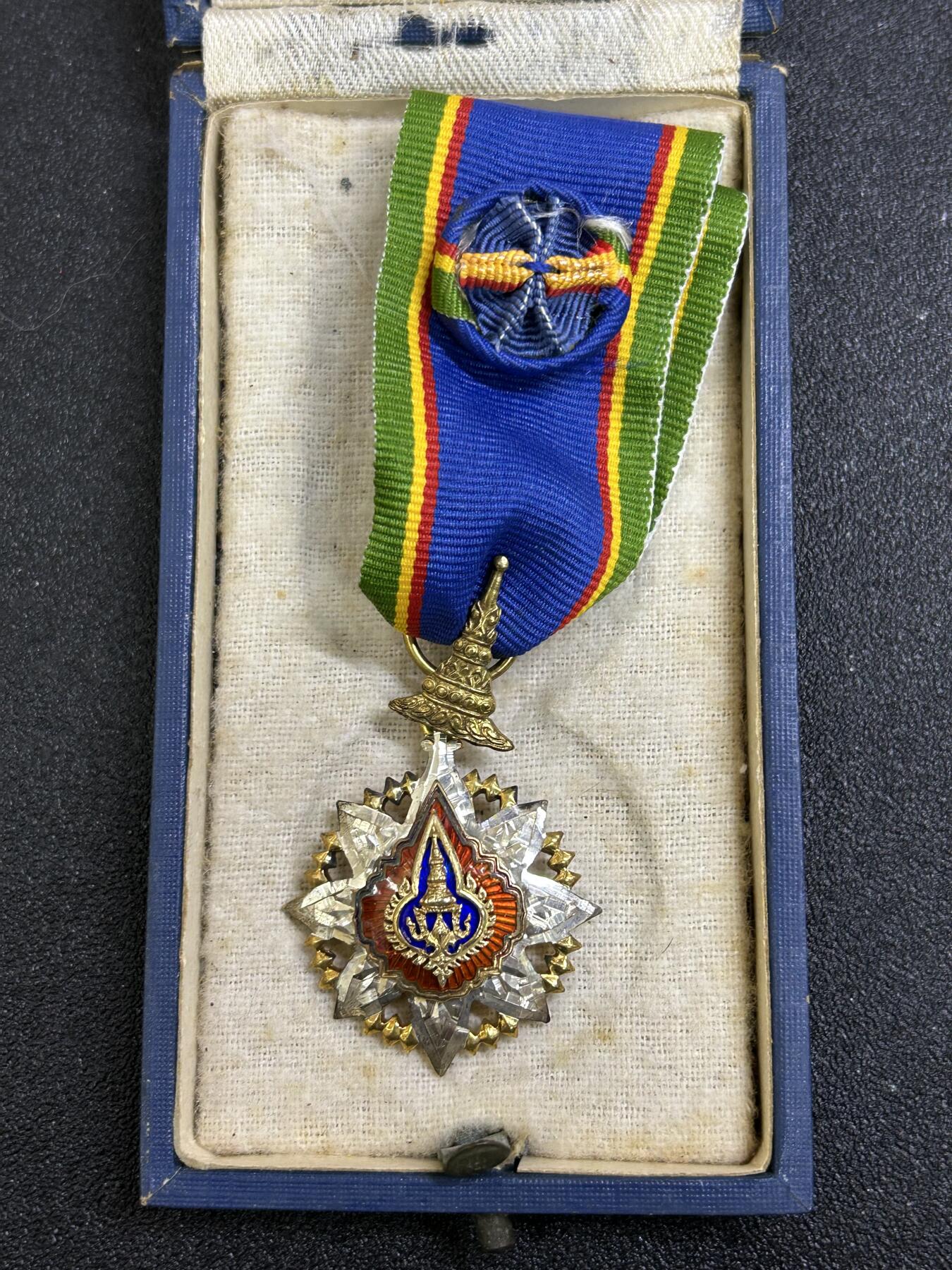 西秦中古拍卖第七十七期 2026马年新春专场 本场拍品年初九发出 泰国军官级王冠勋章 银制有标 带早期纸盒