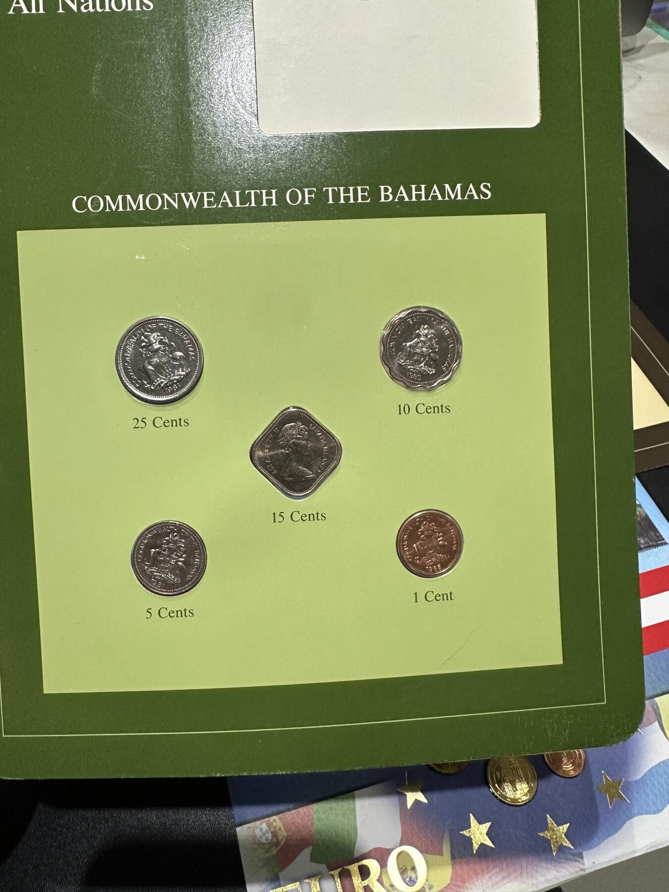 《外钞收藏家》第六百一十期（新年假期场/年后快递恢复正常再发货）（长期征集拍品、欢迎藏友们联系合作） 巴哈马、格恩西、欧元 3套精美硬币 一起 