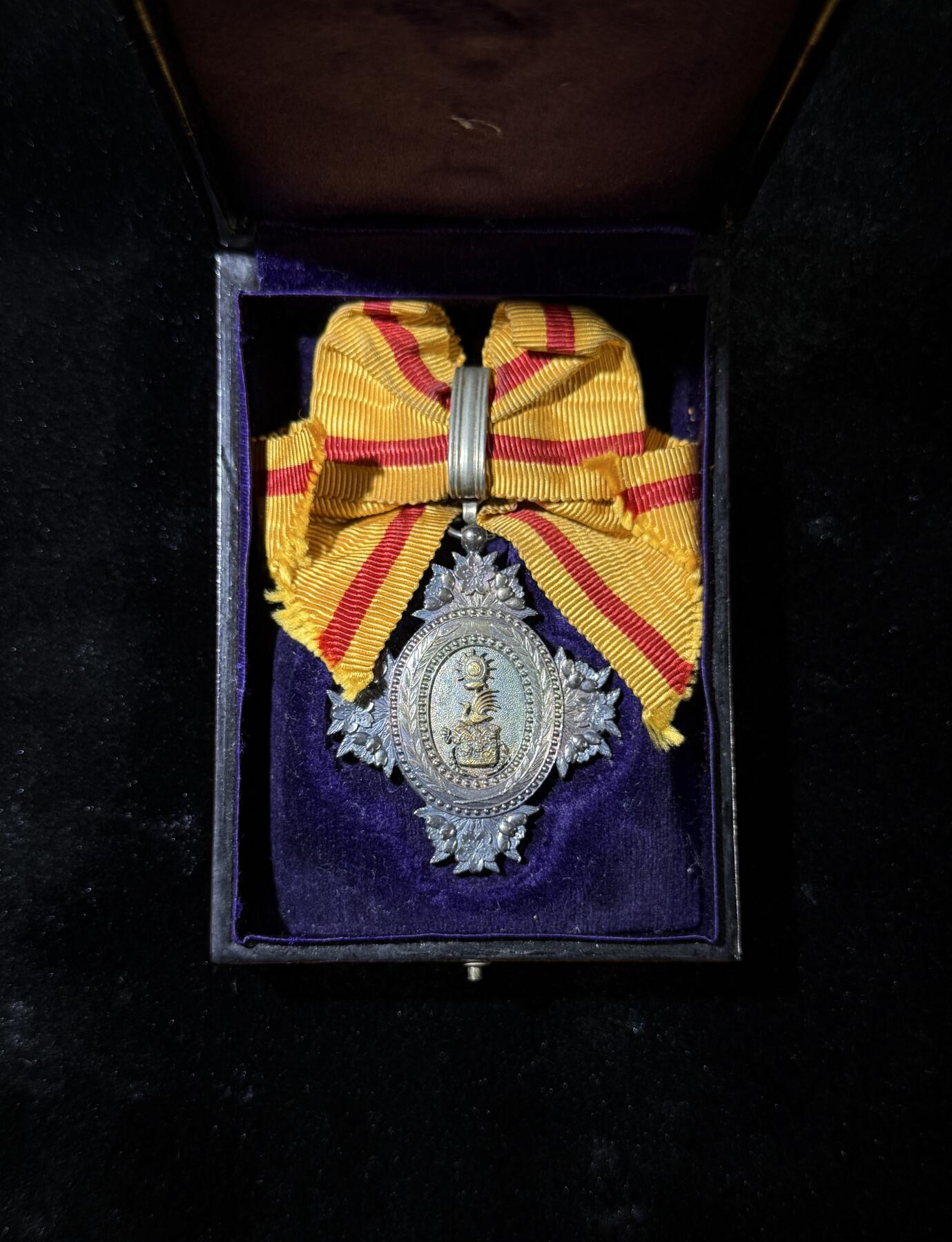 欢庆春节！戎马世界章牌大赏第111期春节大拍 勋八等宝冠章，明治时期，插针脱落，有章芯检测结果，23k金含量2g左右