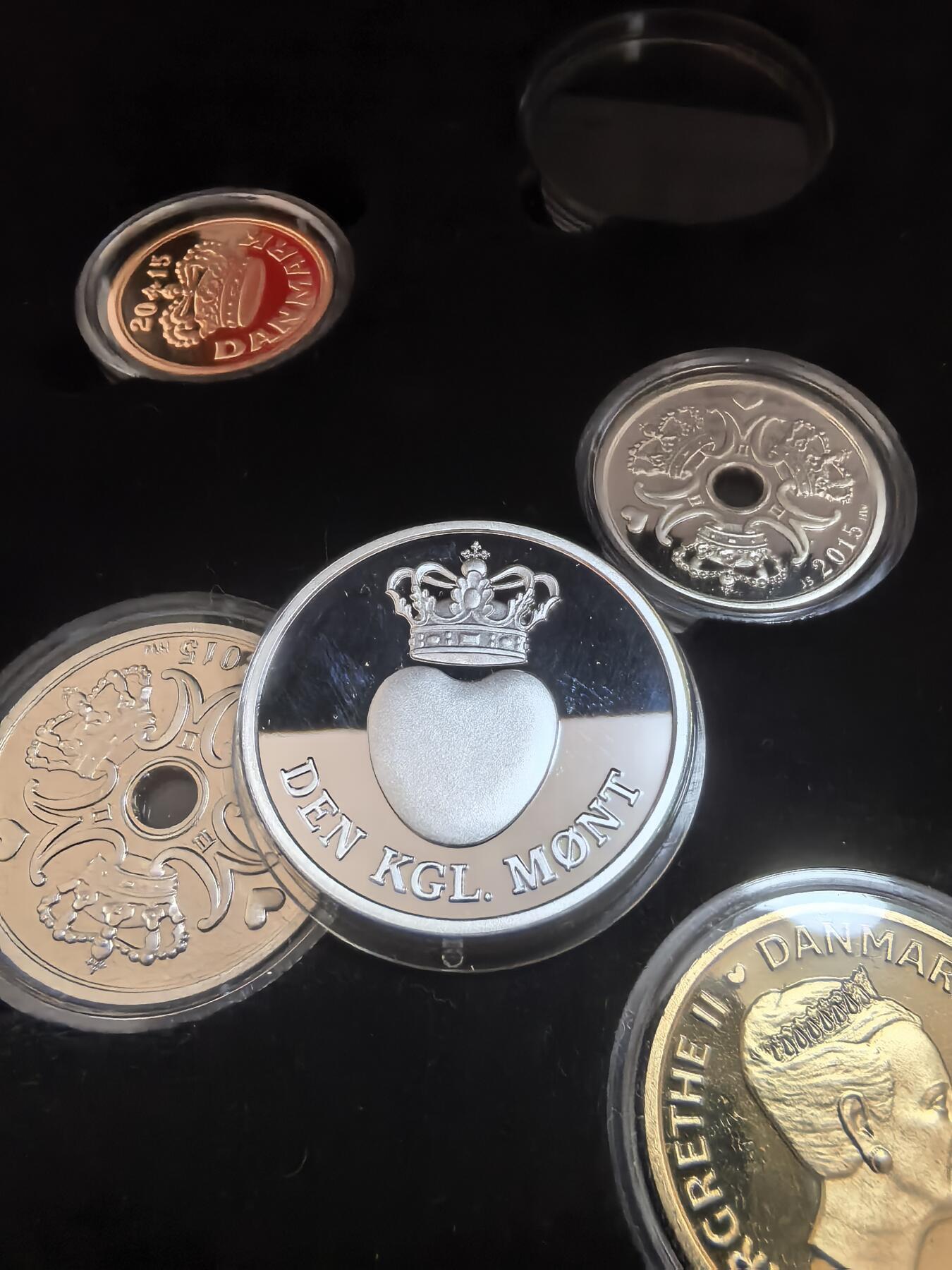 长老汇蛇年精选第一百场拍卖 2015丹麦玛格丽特女王精制一套7枚，含银章一枚，盒证全，800套，市场价171.5欧元