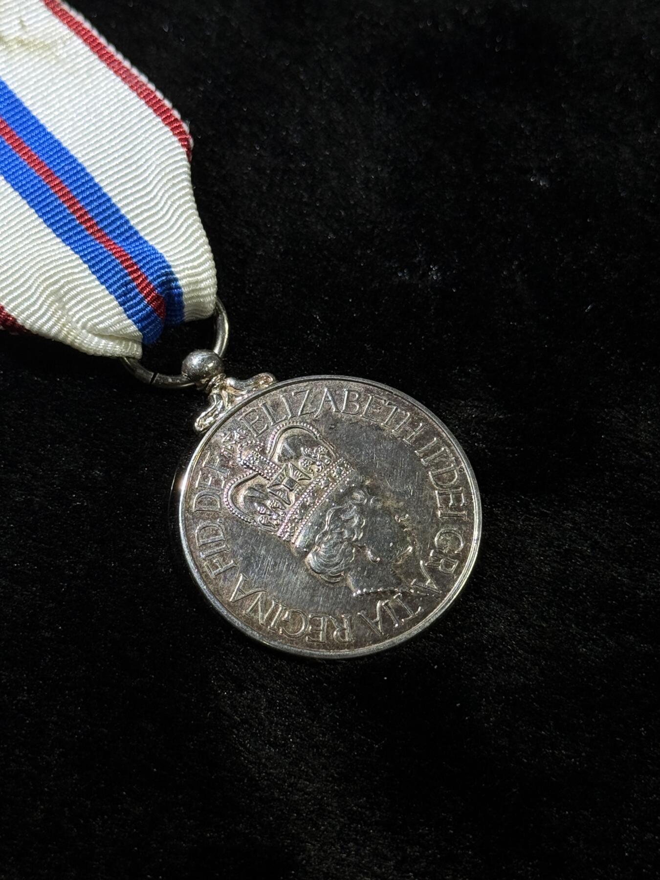 欢庆春节！戎马世界章牌大赏第111期春节大拍 英国女王加冕25周年纪念章，铜镀银高级复刻