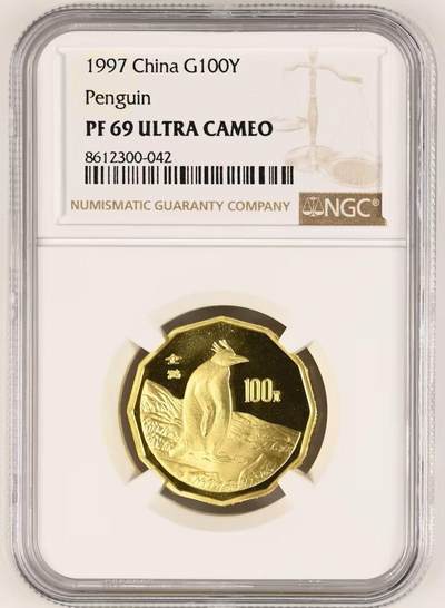 【礼羽收藏】🌏世界钱币拍卖第124期 - 1997年中国近代名画系列（飞禽）企鹅1/2盎司精制金币 中国人民银行  • 年份：1997年  • 面额：100元  • 材质与成色：金，成色91.6%  • 重量：1/2盎司（约15.55克）  • 形制：十二边形，外接圆直径27毫米  • 计划发行量：2800枚，报备实铸量2300枚