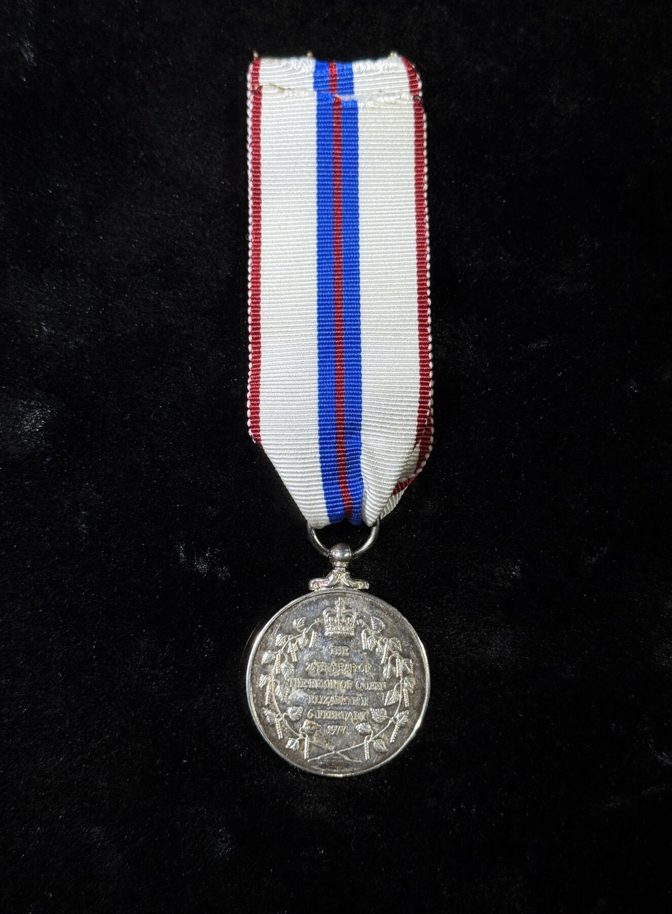 欢庆春节！戎马世界章牌大赏第111期春节大拍 英国女王加冕25周年纪念章，铜镀银高级复刻