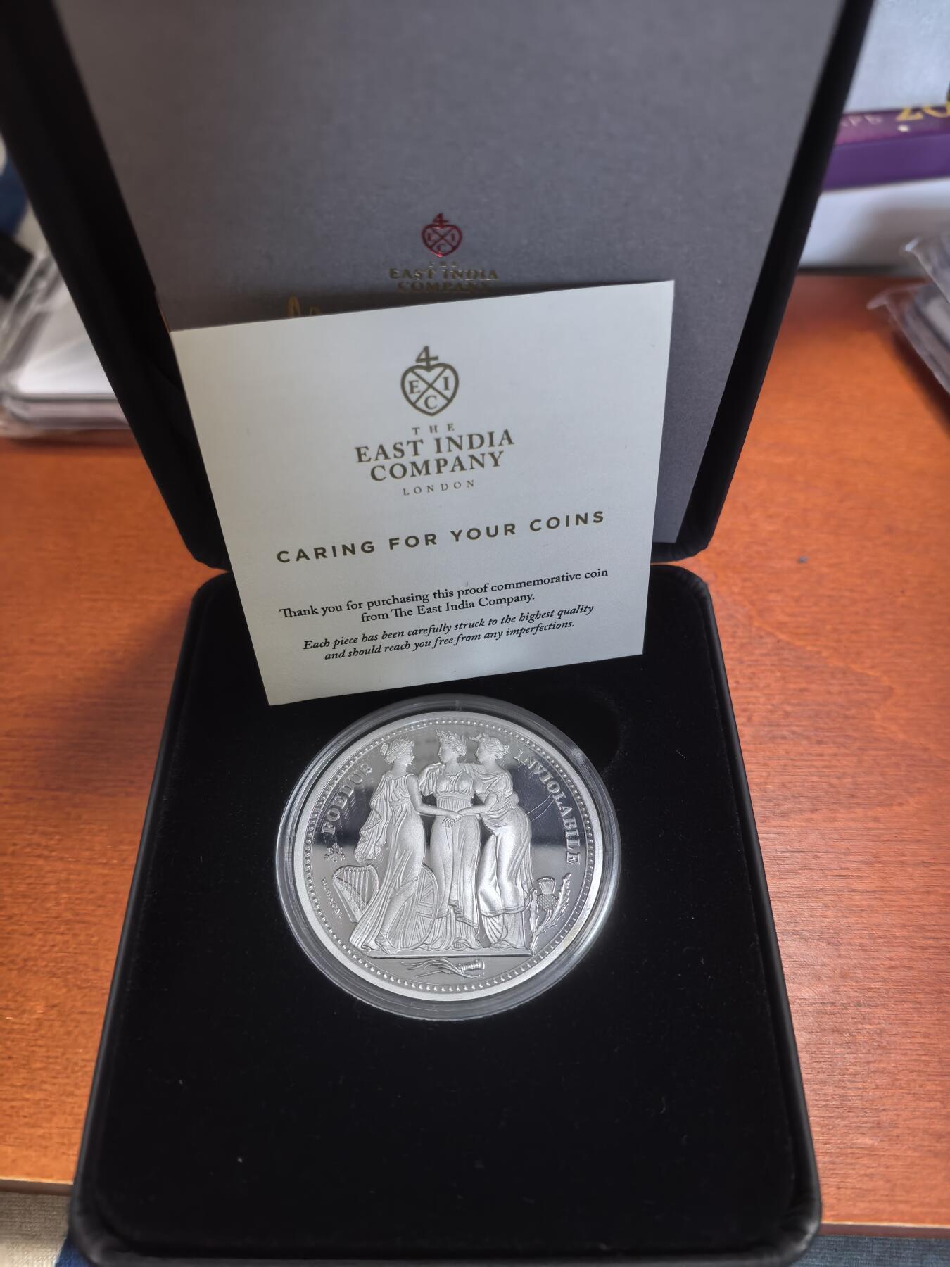 长老汇蛇年精选第一百场拍卖 2021圣勒赫拿岛美惠三女神2英镑精制银币，2盎司999银，2500枚，盒证全