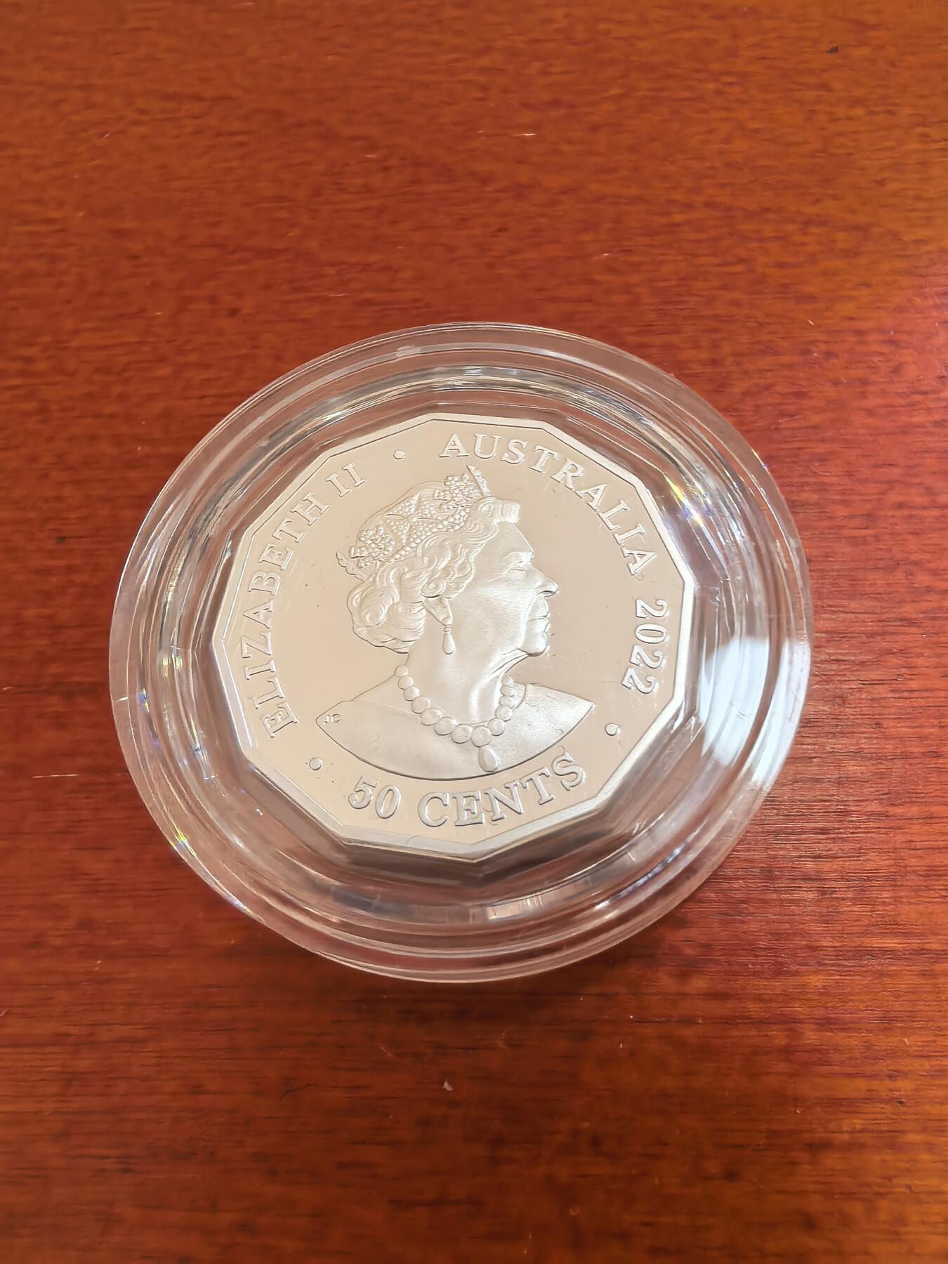 长老汇蛇年精选第一百场拍卖 2022澳大利亚女王在位70周年50分多边形精制银币，18.24克999银，盒证全，7500枚