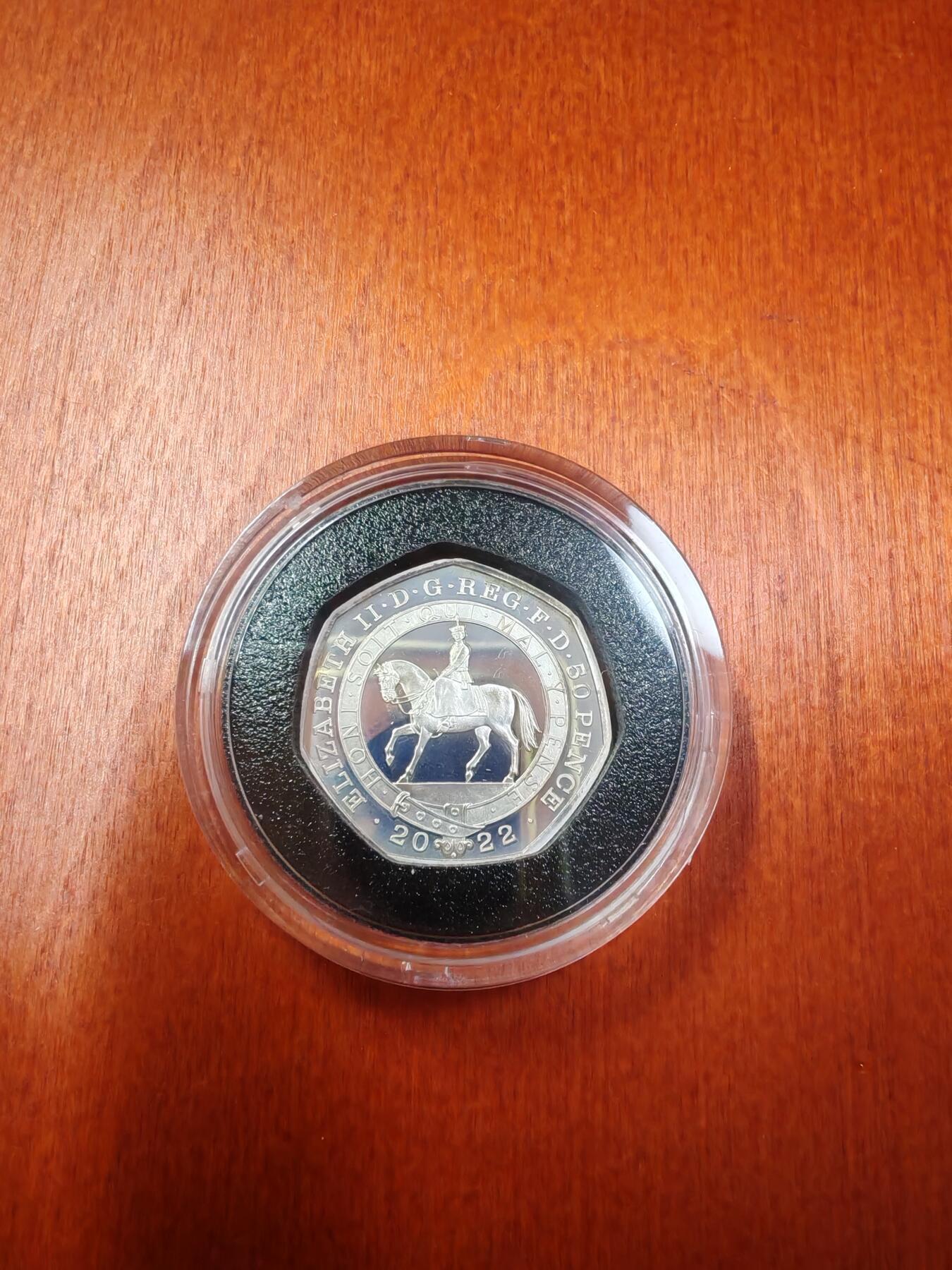 长老汇蛇年精选第一百场拍卖 2022英国女王在位70周年50便士精制加厚银币，16克925银，2500枚，盒证全