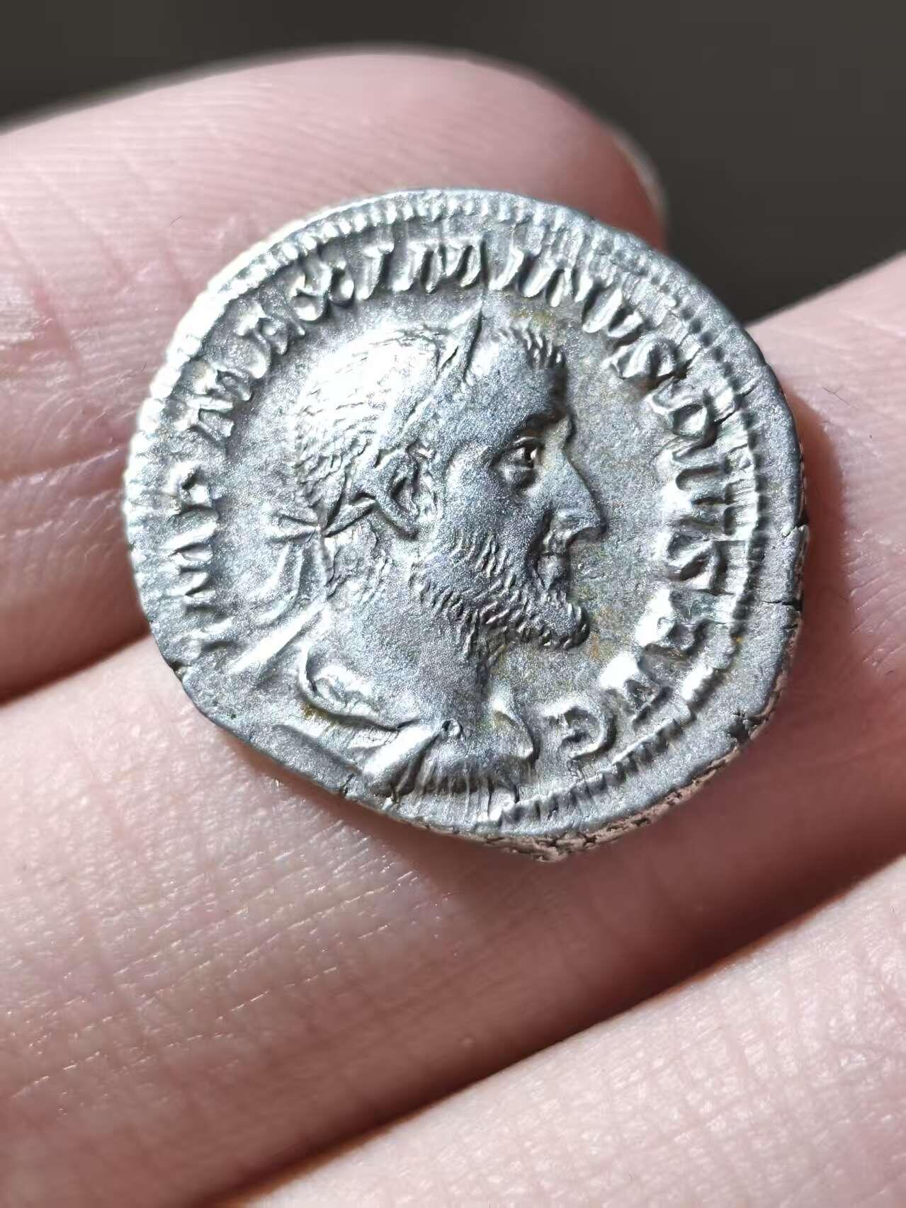 星盘世界钱币二月二十一日初五 世界古典币春节精品大拍 祝各位藏友马年大吉-新年新气象！ 罗马帝国 公元235-238年马克西米努斯一世 第纳尔银币 极美品正面为马克西米努斯一世头戴桂冠面右侧像，铭文：IMP MAXIMINVS PIVS AVG