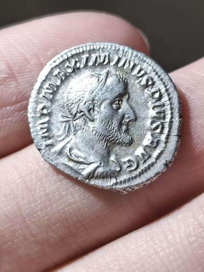 星盘世界钱币二月二十一日初五 世界古典币春节精品大拍 祝各位藏友马年大吉-新年新气象！ - 罗马帝国 公元235-238年马克西米努斯一世 第纳尔银币 极美品正面为马克西米努斯一世头戴桂冠面右侧像，铭文：IMP MAXIMINVS PIVS AVG