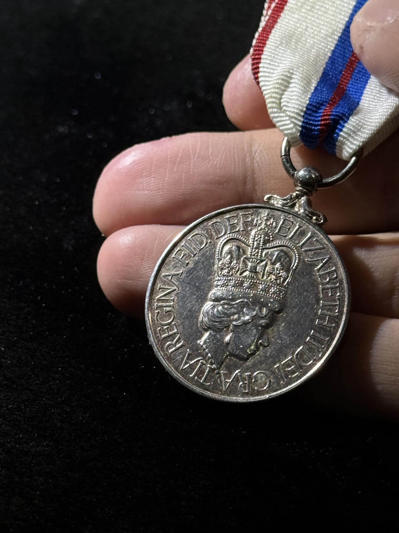 欢庆春节！戎马世界章牌大赏第111期春节大拍 英国女王加冕25周年纪念章，铜镀银高级复刻