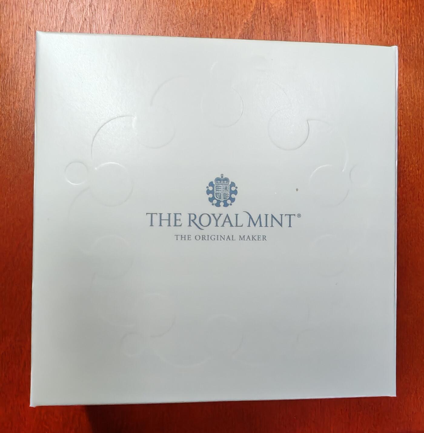 长老汇蛇年精选第一百场拍卖 2022英国不列颠女神5英镑精制银币，2盎司999银，550枚，盒证全，钢琴烤漆木盒，仪式感十足的英国皇家造币厂包装盒