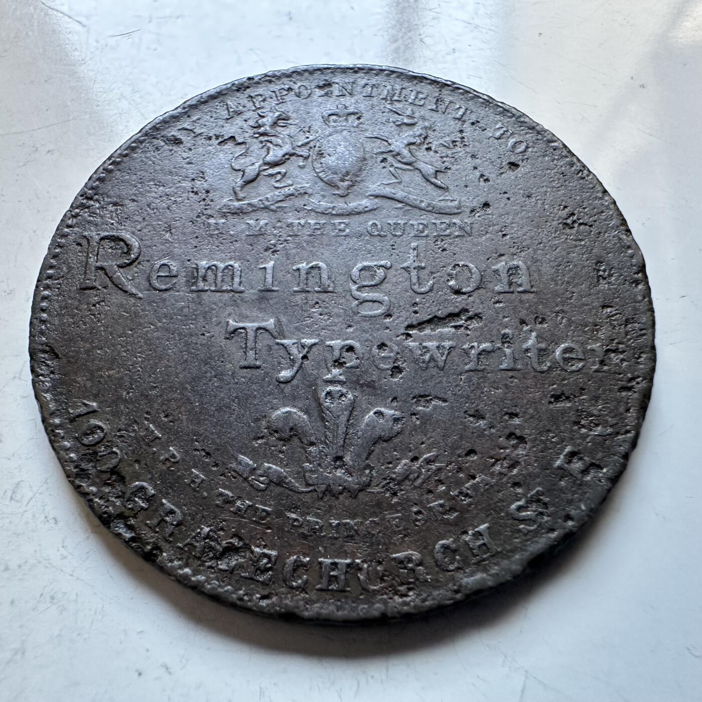 🌹外币初藏🌹🐯2026年第19场 快递已停，正月十五后再发 英国1900年维多利亚王室四代头像雷明顿打字机广告纪念章31.8毫米