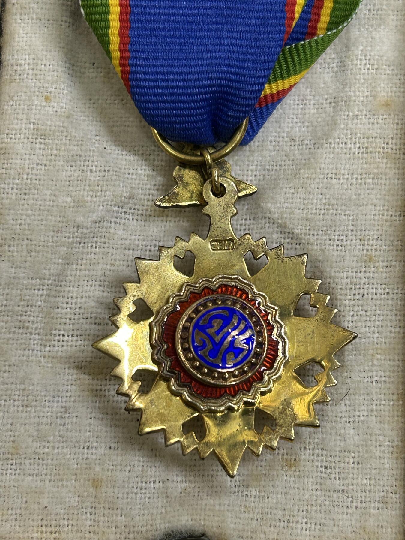 西秦中古拍卖第七十七期 2026马年新春专场 本场拍品年初九发出 泰国军官级王冠勋章 银制有标 带早期纸盒