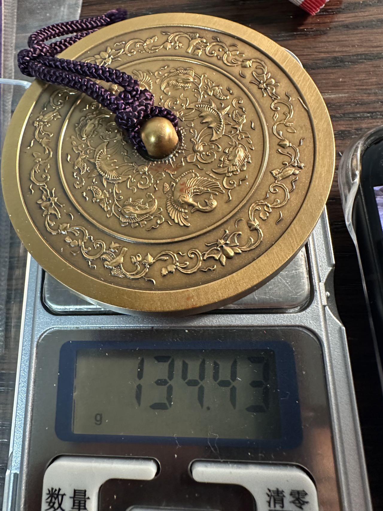 蒂克钱币 -第58场 日本企业章 徽章专场 造币局制-日本 日本造币局泉友会 瑞兽、鸳鸯、凤鸟与缠枝花卉纹镜 黄铜67mm 137g 木盒少见