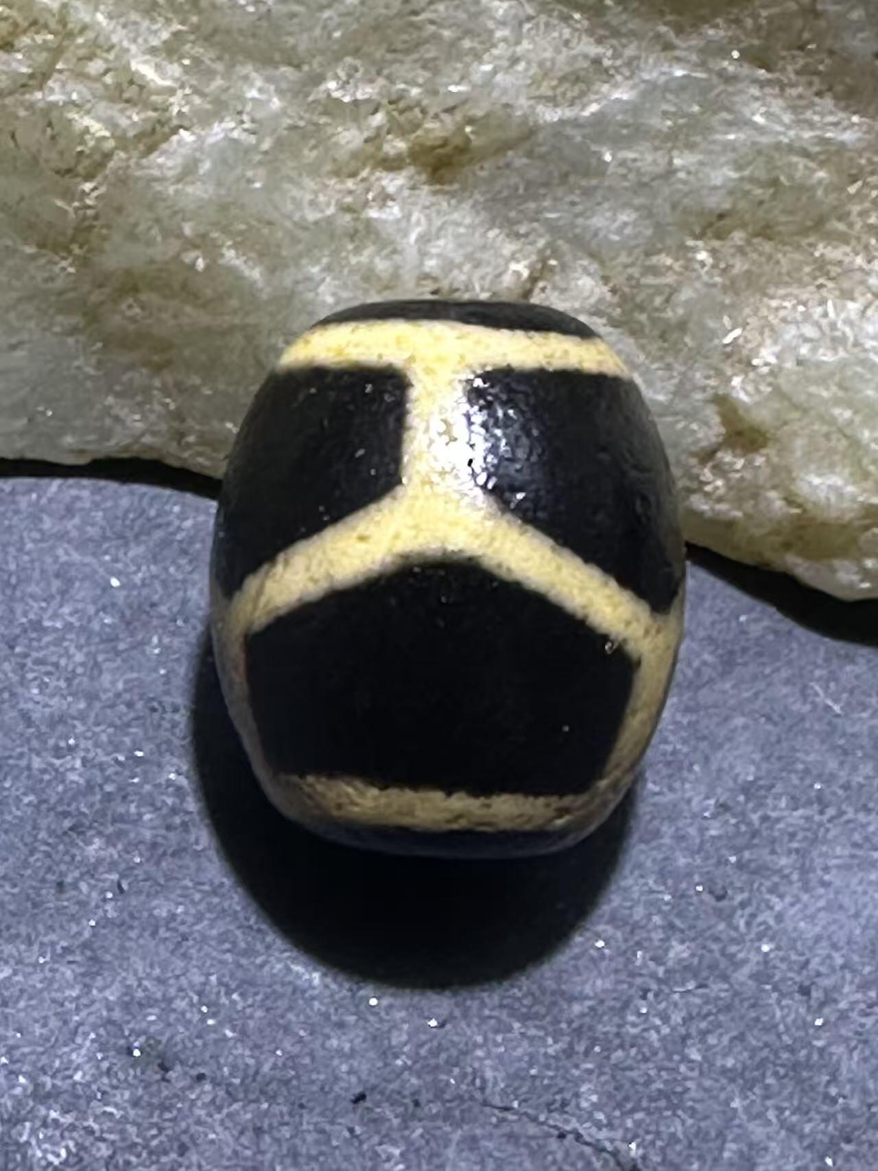 仅此一颗，精品藏传龟甲玛瑙天珠一颗，