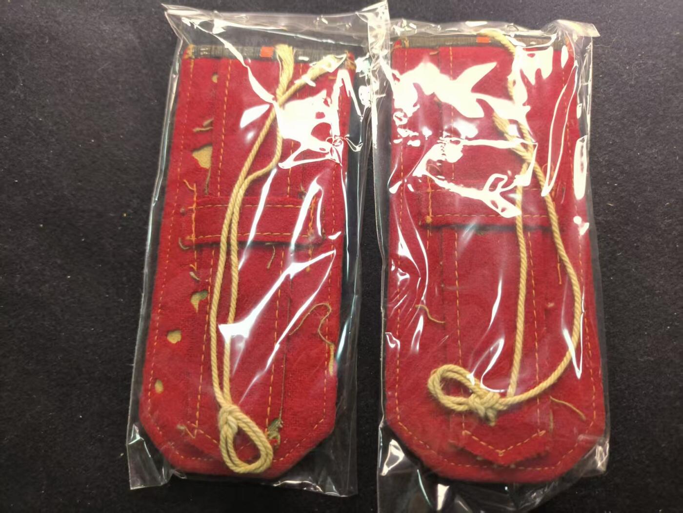 （450件拍品！制服徽章盛宴）罗岚⭐爱藏⭐年前甄选大拍场-店主清仓处理-分享拍场额外现金红包（实体经营） SU-55式陆军技术准尉常服肩章 好品 55式准尉本身为临时授衔、非编制军衔，仅用于补充技术、文书、技师等岗位，全军配发量极少，陆军技术准尉更是所有陆尉官门类中存世量最少、流通最低的细分品类。