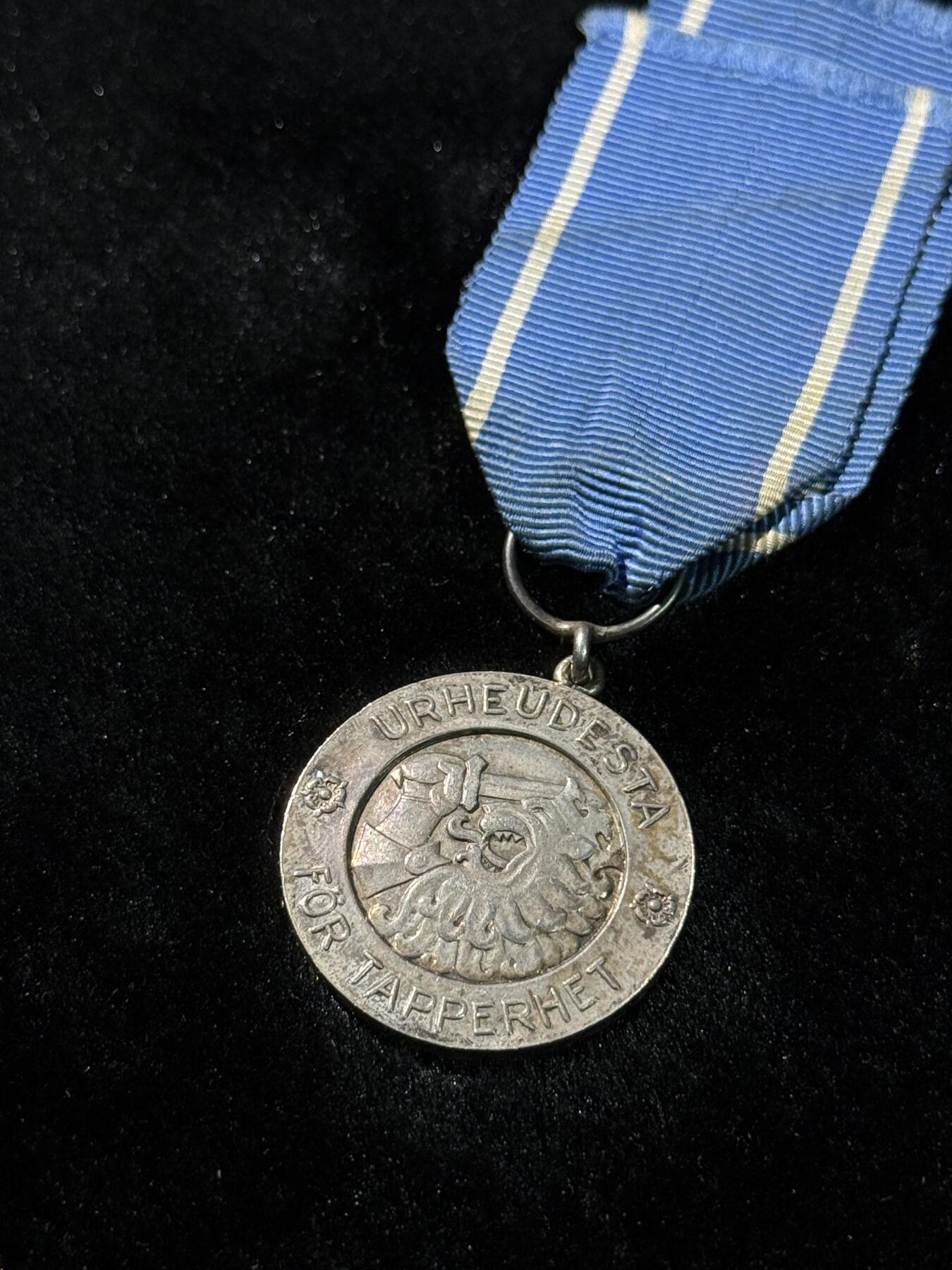 欢庆春节！戎马世界章牌大赏第111期春节大拍 芬兰 1941继续战争战功版本一级自由奖章 银制1942银标  12.4克