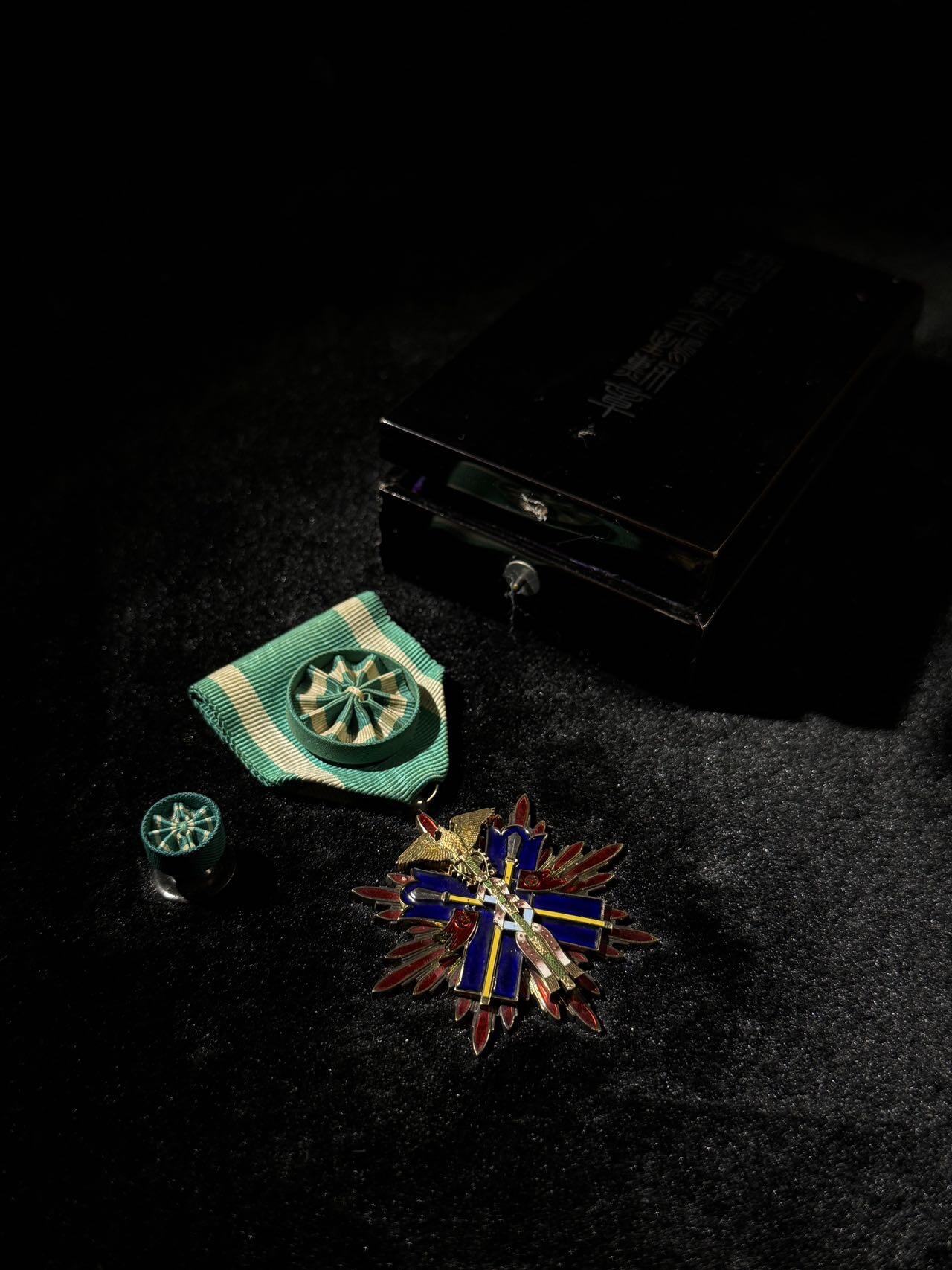 欢庆春节！戎马世界章牌大赏第111期春节大拍 功四级金鸱章，珐琅轻微瑕疵，盒子有破损