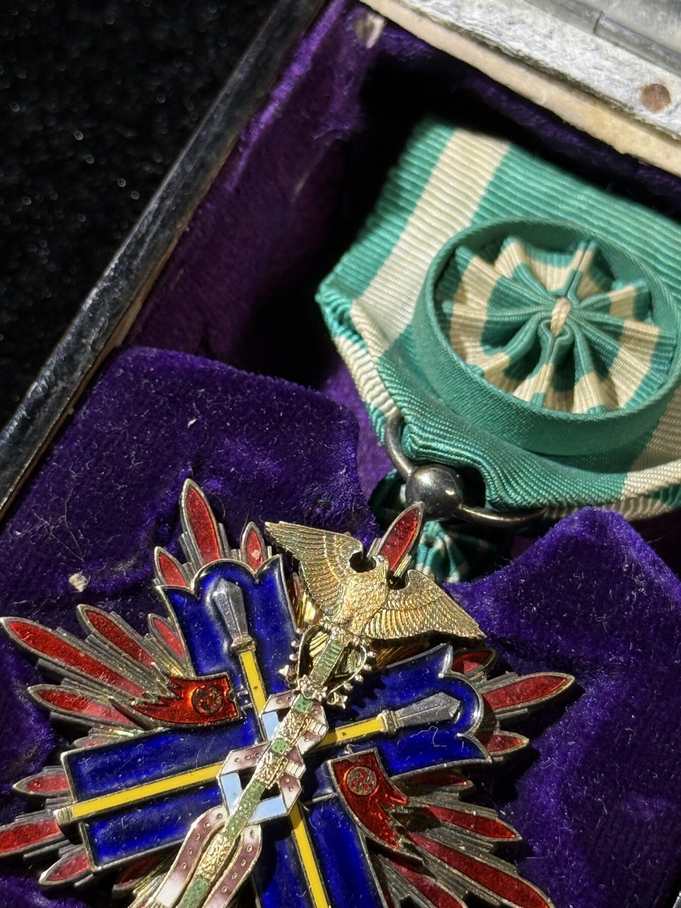 欢庆春节！戎马世界章牌大赏第111期春节大拍 功四级金鸱章，珐琅轻微瑕疵，盒子有破损