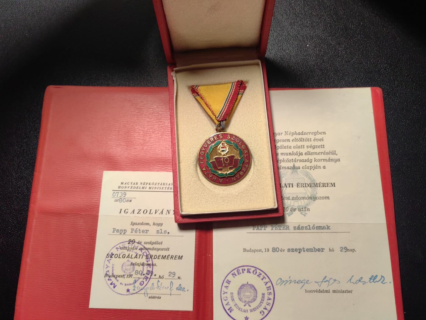 靖甫拍卖第四场 匈牙利人民军10年圆满服役奖章 真珐琅版 原盒带大小证