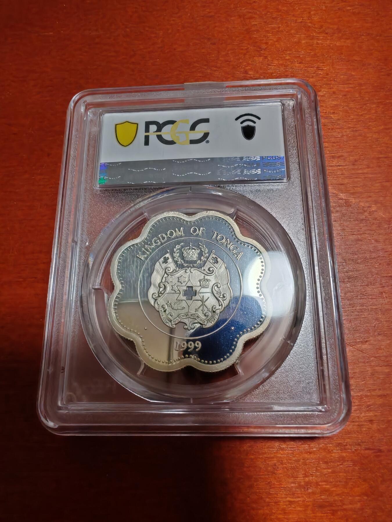 长老汇蛇年精选第一百场拍卖 1999 汤加千禧年1潘加梅花形精制银币，PCGS PR69DCAM，唯一冠军