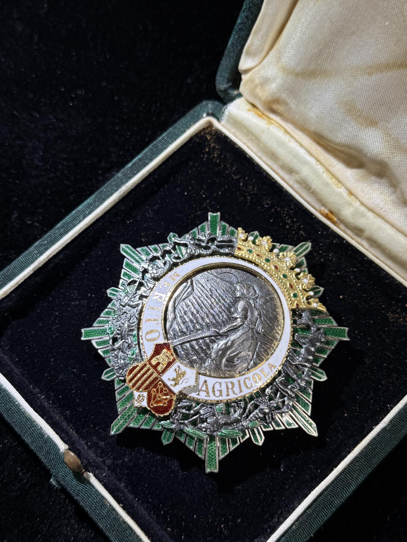 欢庆春节！戎马世界章牌大赏第111期春节大拍 西班牙农业功勋勋章星芒章，佛朗哥时期版本，带盒