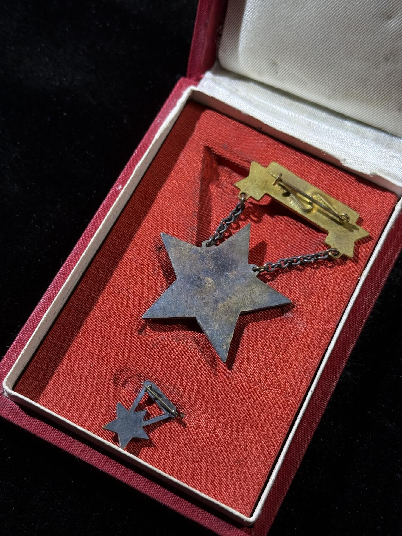 欢庆春节！戎马世界章牌大赏第111期春节大拍 匈牙利优秀工人奖章，56年以前版本，带盒以及mini章