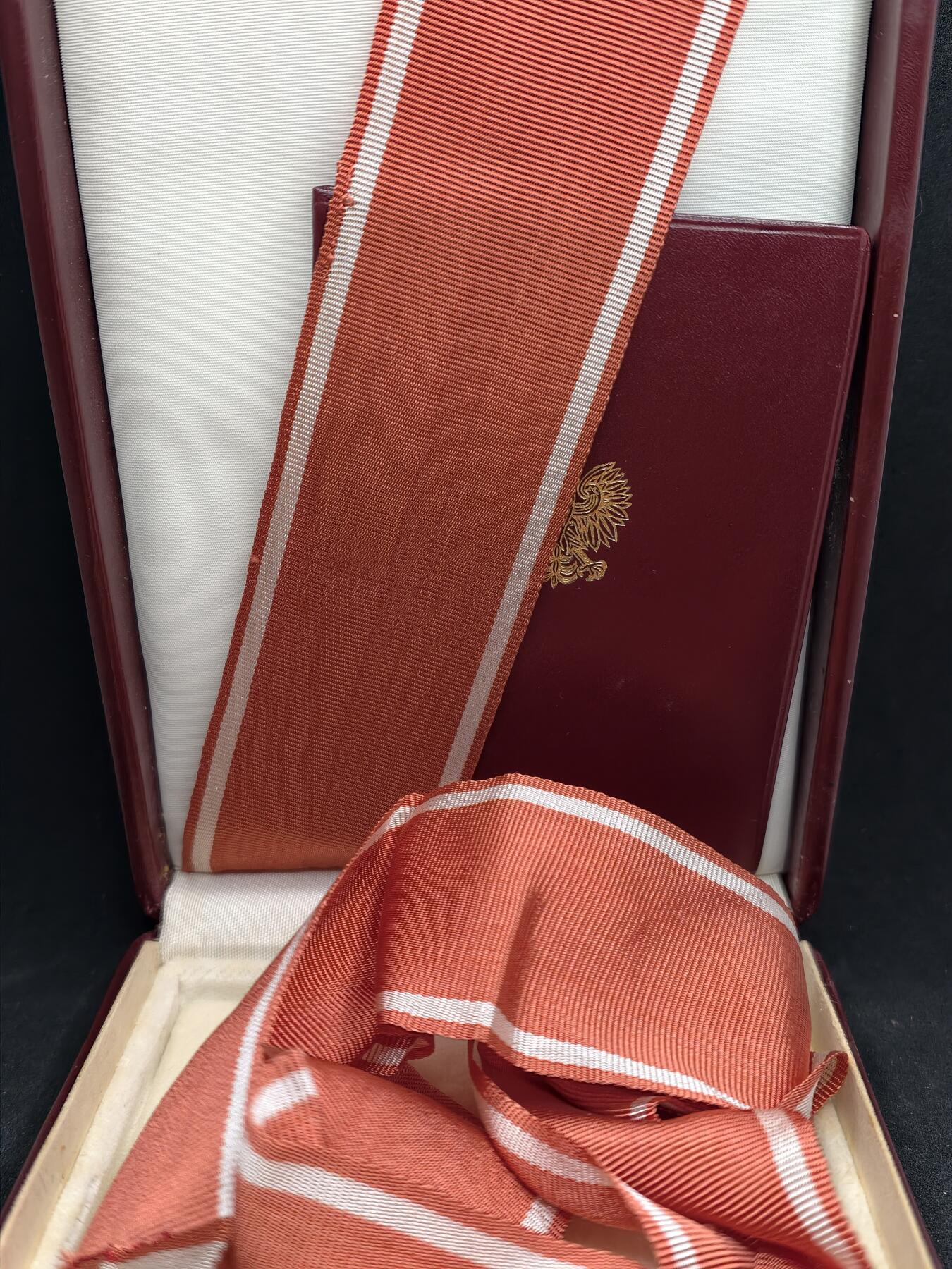 凯旋世界勋赏（第22期新年大拍）（欢迎送拍）（对拍品有疑问请询问客服，不接受到手刀，出价默认拍品品相。请认真阅读拍卖规则！出价默认已认可！）（收到货请录制开箱视频，无视频概不处理问题。） 波兰复兴勋章，颈绶版带证书