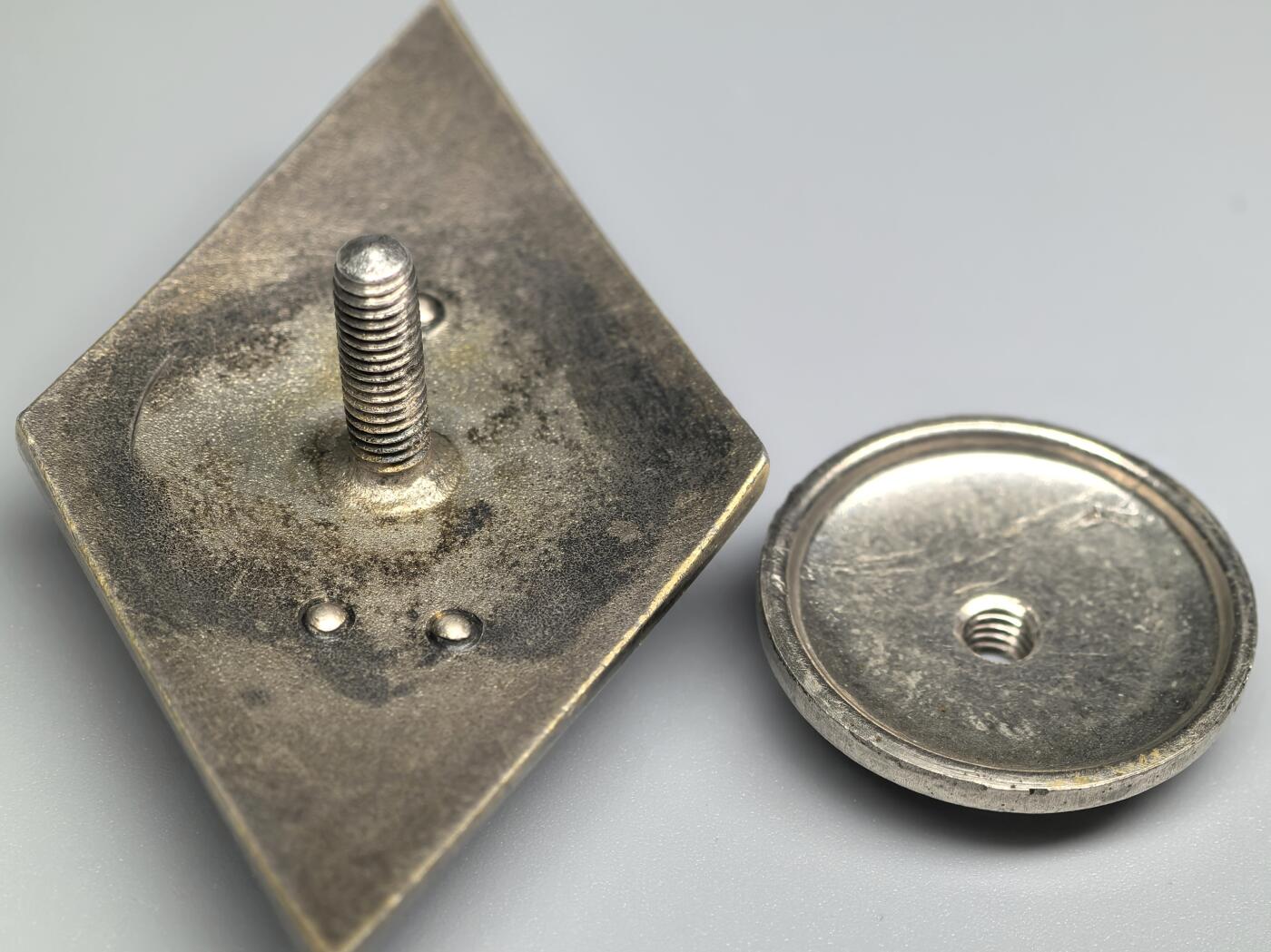 小驴勋章奖章收藏2月22日周日晚六点拍卖（珍爱和平，收藏战争，铭记历史，勿忘国耻，忠党爱国。有偿代拍，送拍规则在简介最后，参拍须阅读规则后再参拍，关系到运费包装发货时效真假辨别等关键信息，拍卖时不再发原图，看大图店主微信码在拍卖店铺介绍里） 苏联通用高等大学校徽证章 银质珐琅