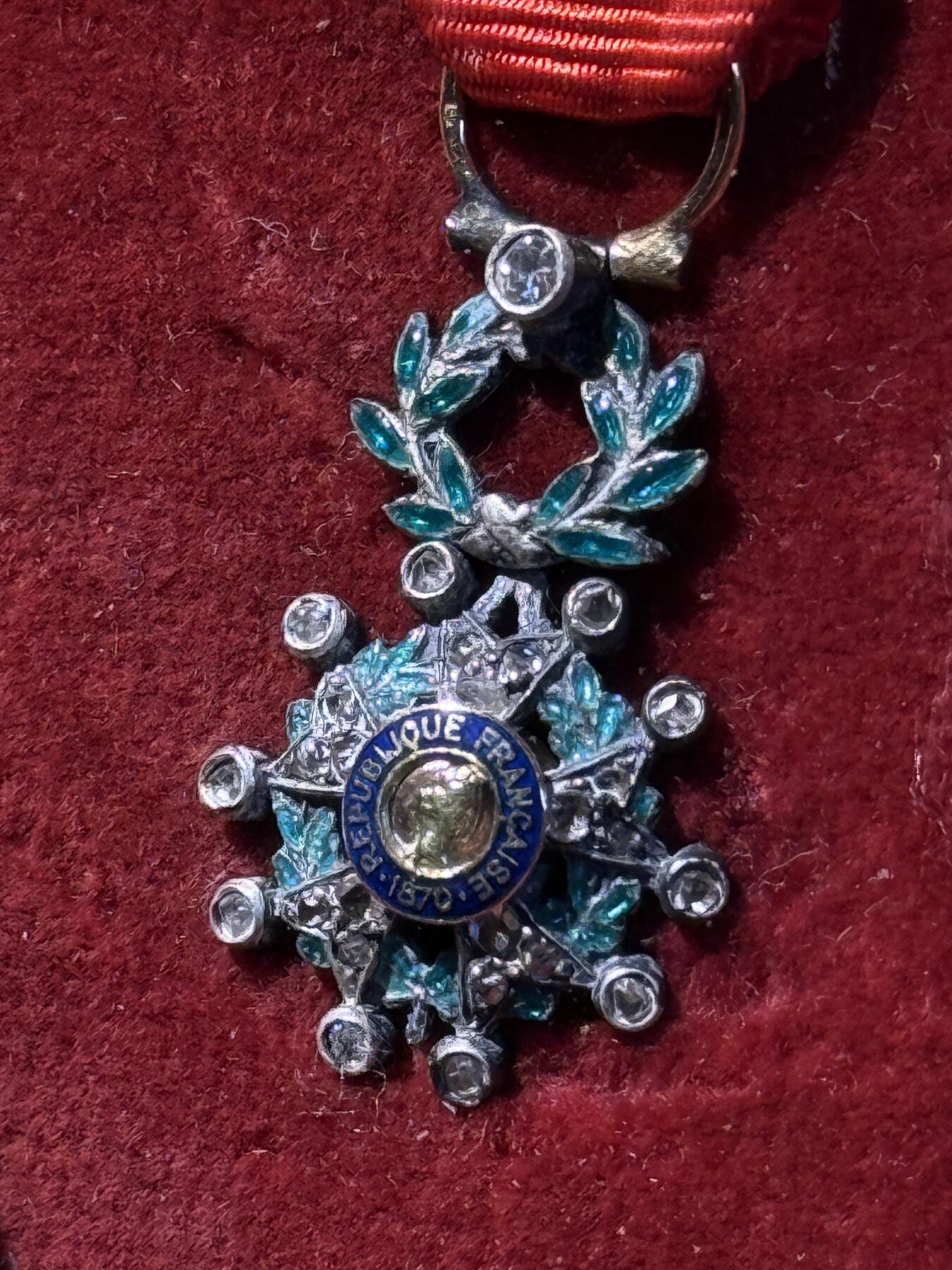 欢庆春节！戎马世界章牌大赏第111期春节大拍 法国荣誉军团珠宝商定制mini章一套，已装裱，荣誉军团勋章银制满镶钻，棕榈勋章顶部镶嵌一颗钻石，整体品相非常好