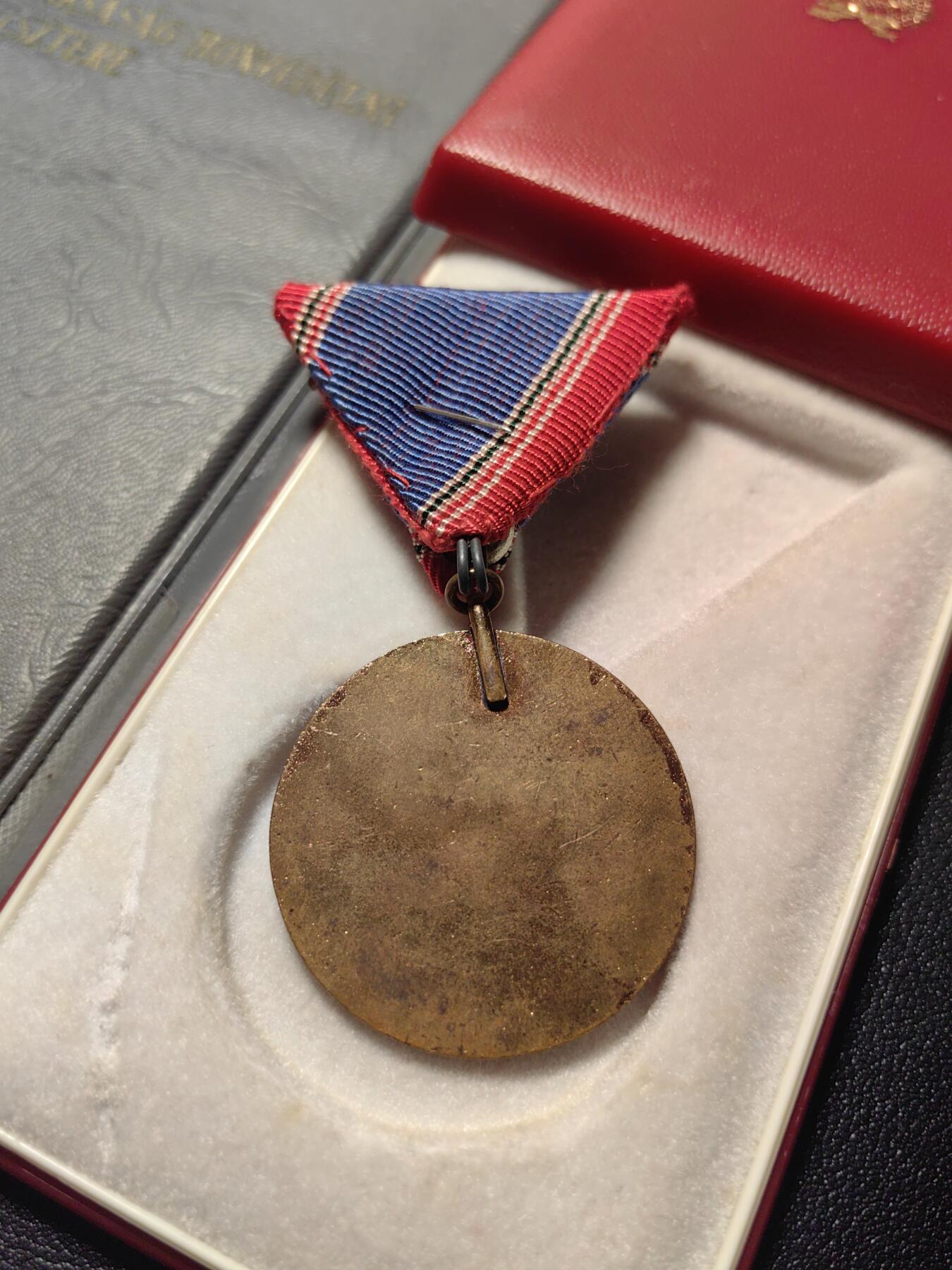 靖甫拍卖第四场 匈牙利人民军20年圆满服役奖章 真珐琅版 原盒带大小证