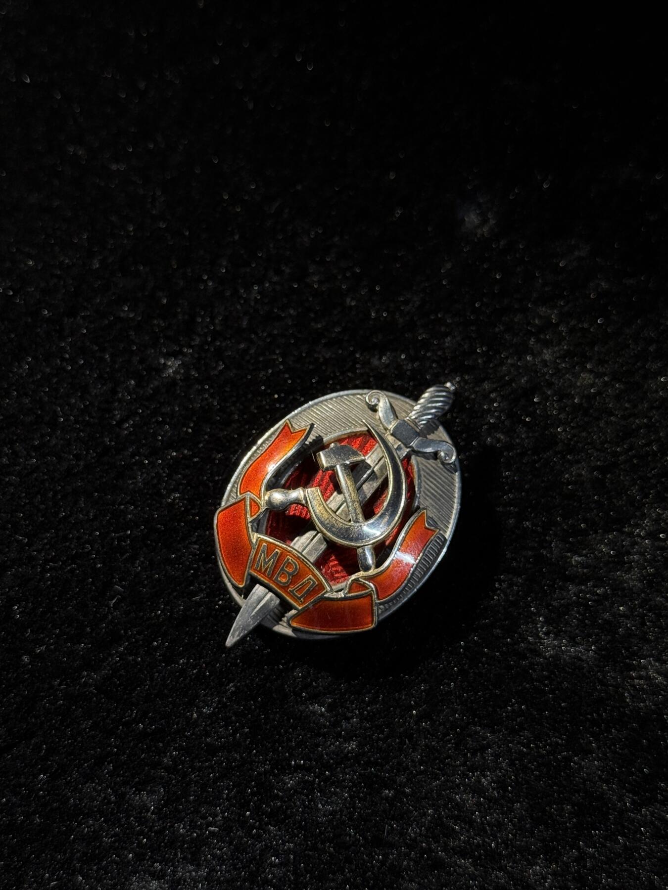 欢庆春节！戎马世界章牌大赏第111期春节大拍 苏联内务部荣誉成员证章，银制