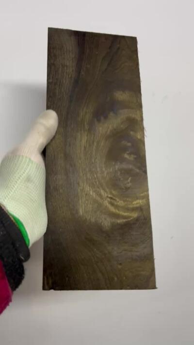 零元拍：NO.12爆满金丝乌木金丝楠 3D炫彩 ，无需打磨就已经金光闪闪。满金丝药香，尺寸约：29.5/11/2.7厚CM。