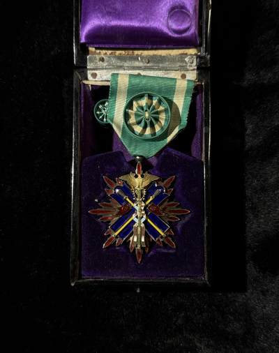 欢庆春节！戎马世界章牌大赏第111期春节大拍 - 功四级金鸱章，珐琅轻微瑕疵，盒子有破损