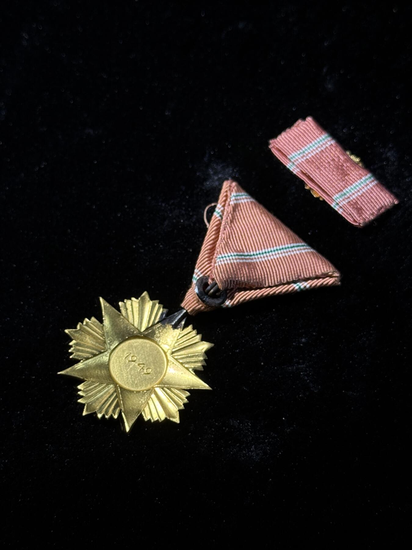 欢庆春节！戎马世界章牌大赏第111期春节大拍 匈牙利二级功勋勋章挂章，带mini章，授予时期1949～1953，匈牙利高级勋赏，非常少见