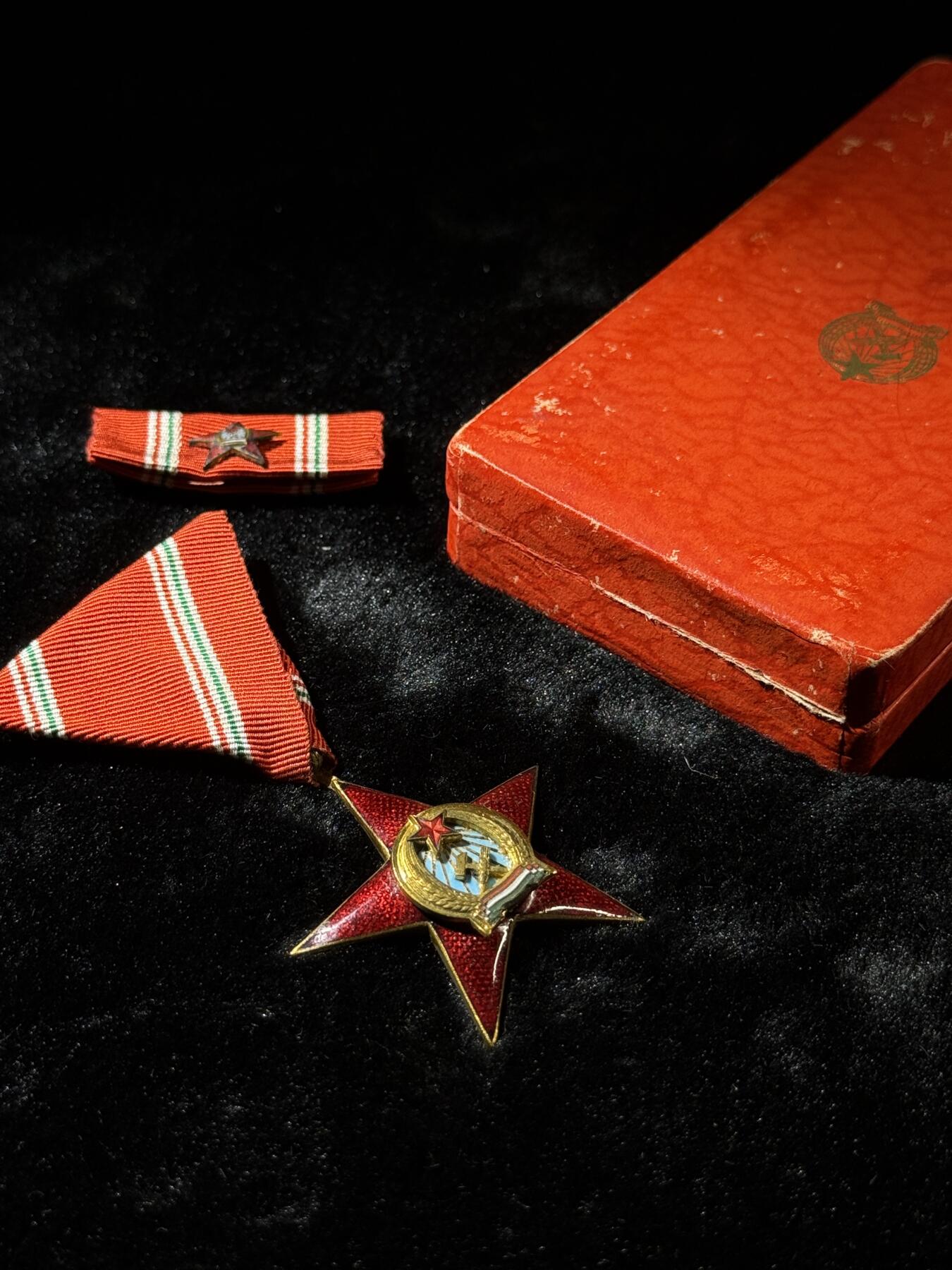 欢庆春节！戎马世界章牌大赏第111期春节大拍 匈牙利金级功勋奖章，使用时期仅在1949～1953，少见，带盒略