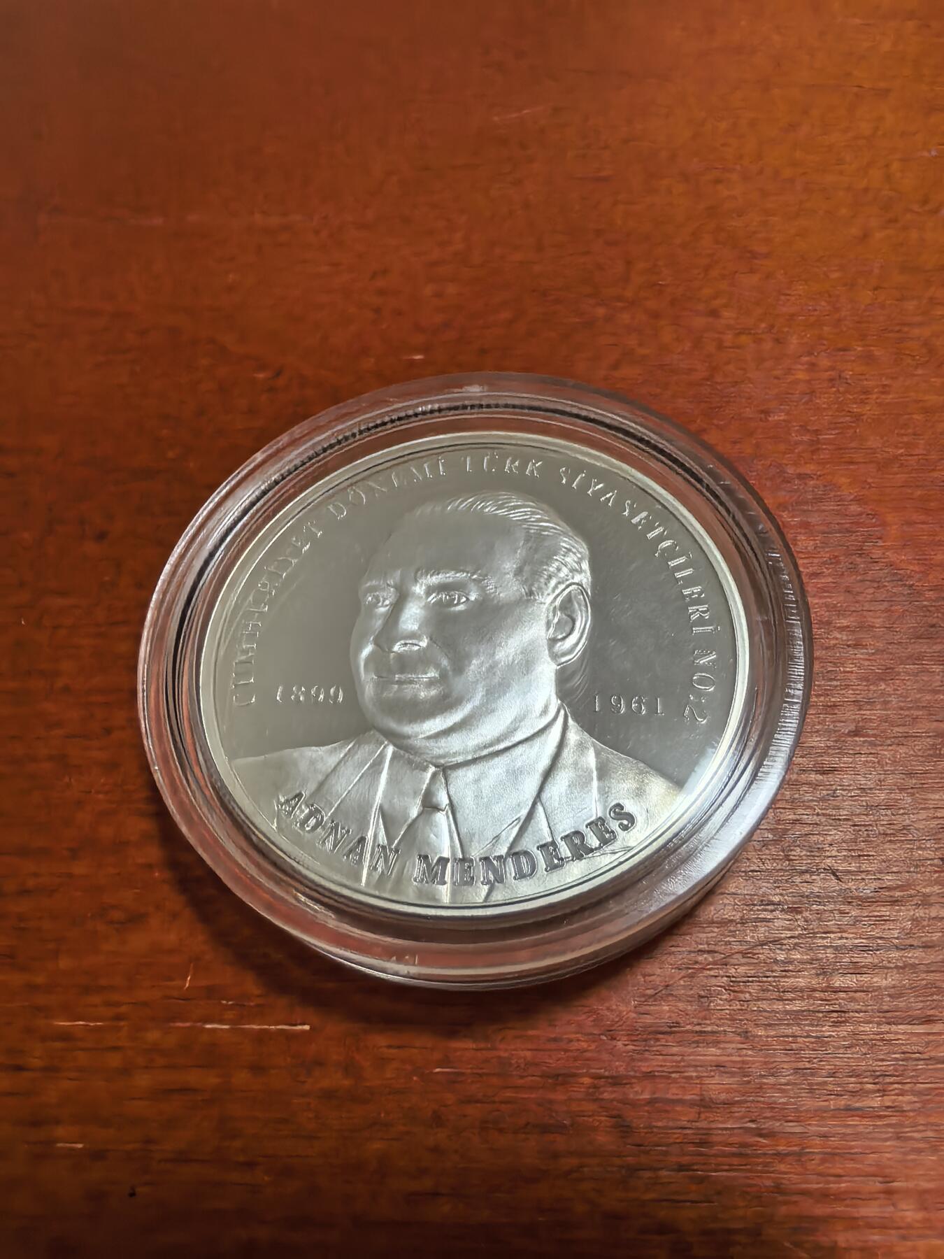 长老汇蛇年精选第一百场拍卖 2022土耳其政治人物系列二阿兰德·门德斯20里拉精制银币，1盎司925银，3000枚