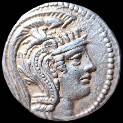 星盘世界钱币二月二十一日初五 世界古典币春节精品大拍 祝各位藏友马年大吉-新年新气象！ - 顶级极品！ 古希腊阿提卡地区 公元前141/0年 雅典城邦新式雅典娜猫头鹰 四德拉克马大银币  正面为帕特农神庙的雅典娜头像，她头戴饰有飞马珀伽索斯与花卉纹的三重冠阿提卡头盔。