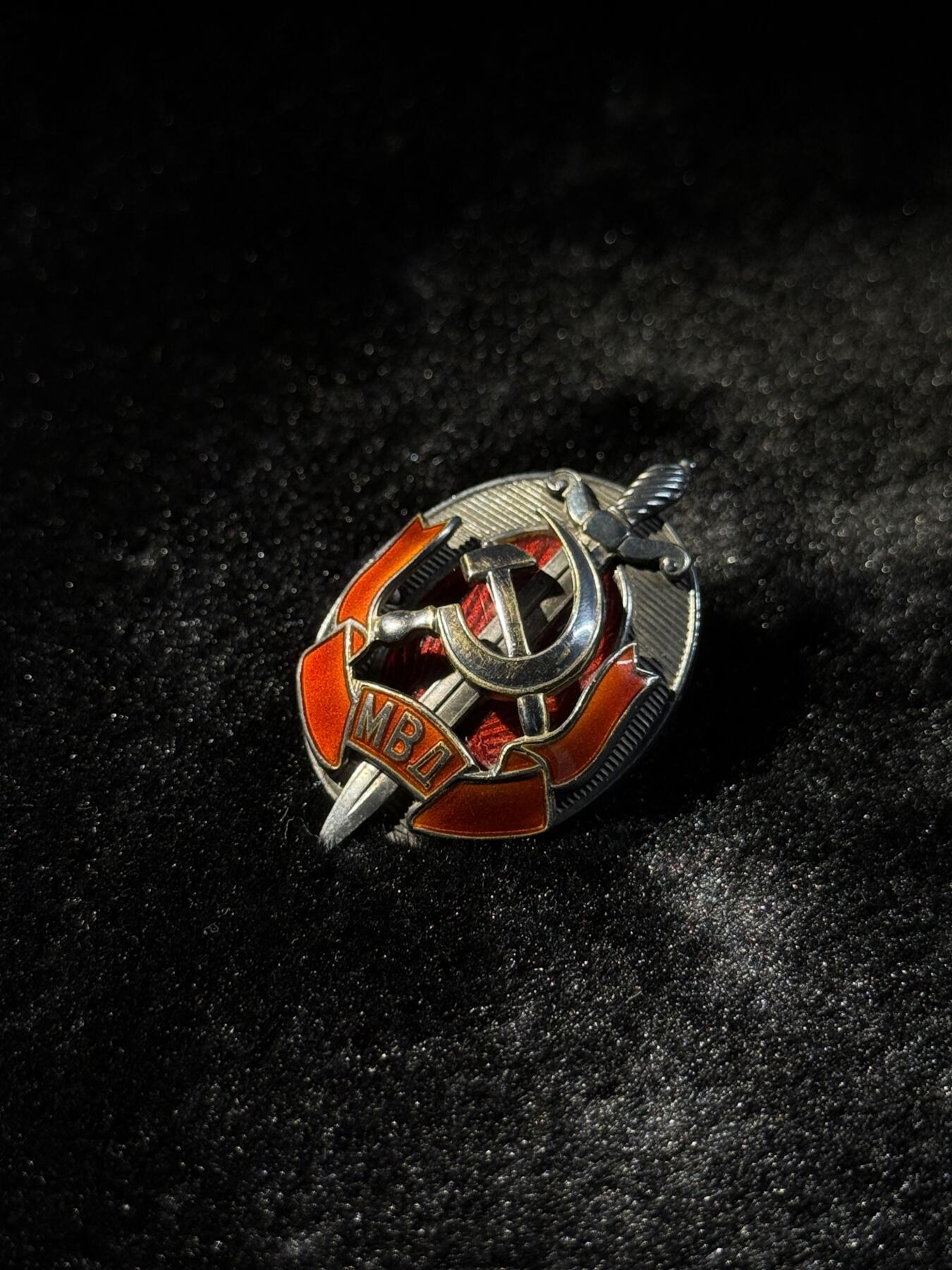 欢庆春节！戎马世界章牌大赏第111期春节大拍 苏联内务部荣誉成员证章，银制