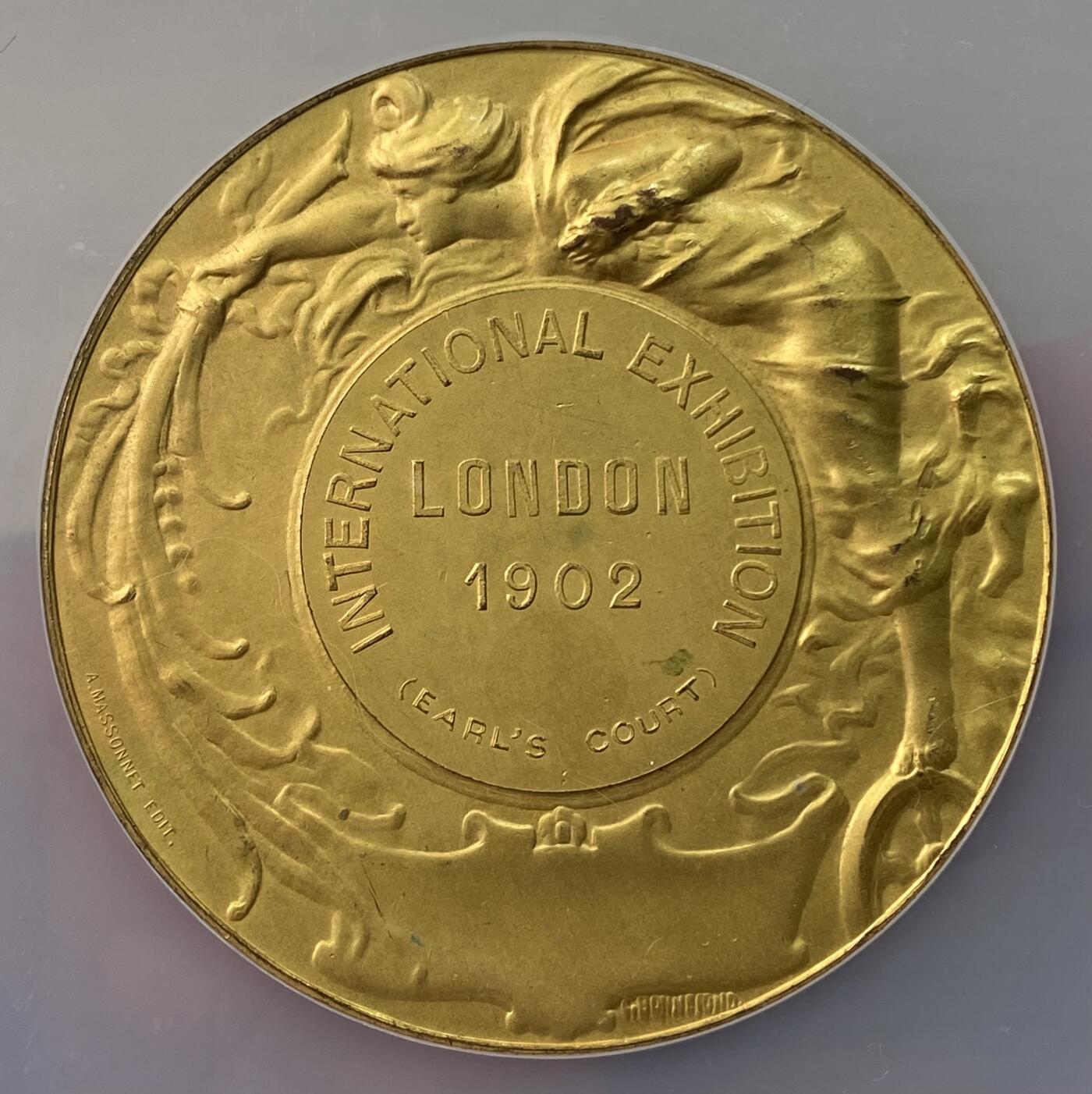 万国钱币拍卖第061期（马年首拍） NGC MS62 1902年英国爱德华七世伦敦世博会纪念镀金大铜章 爱德华七世与皇后纪念伦敦世博会 大规格极美镀金层